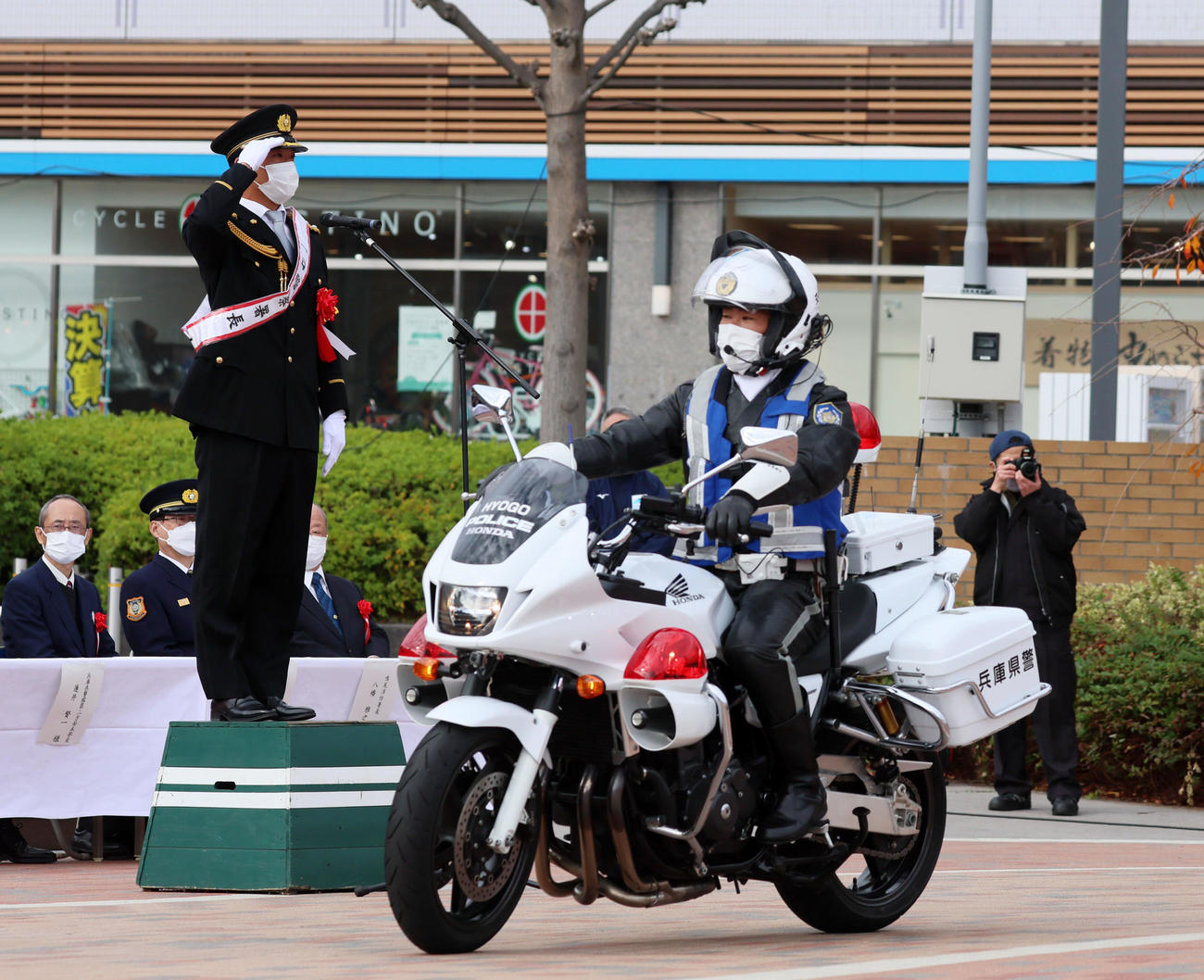 甲子園警察署の「年末特別警戒発隊式」で一日警察署長を務め車列に敬礼して見送る伊藤将（撮影・加藤哉）