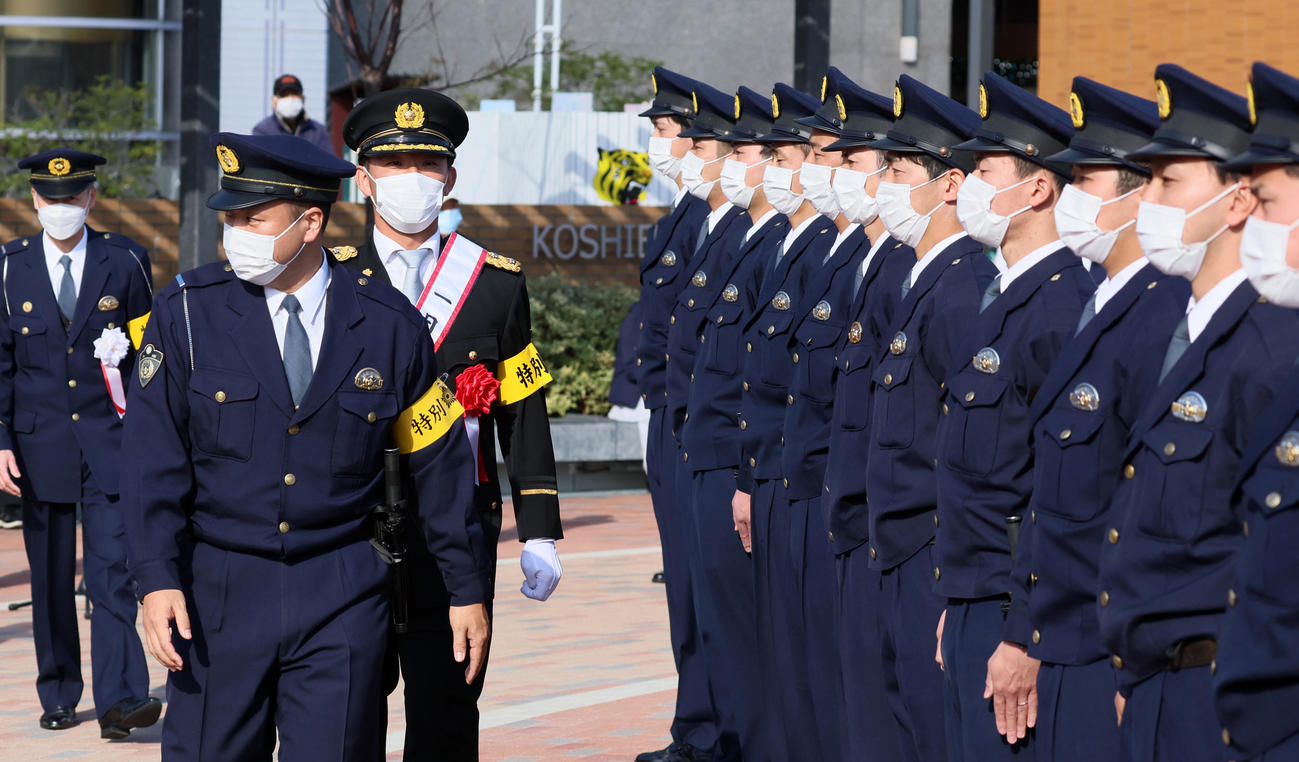 甲子園警察署の「年末特別警戒発隊式」で一日警察署長を務めた伊藤将（撮影・加藤哉）