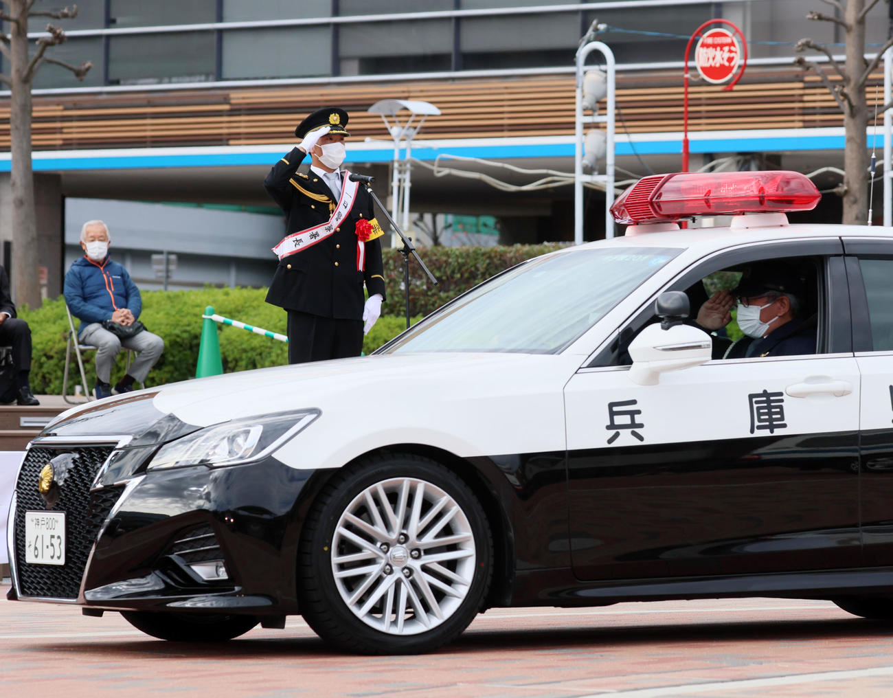 甲子園警察署の「年末特別警戒発隊式」で一日警察署長を務め車列に敬礼して見送る伊藤将（撮影・加藤哉）
