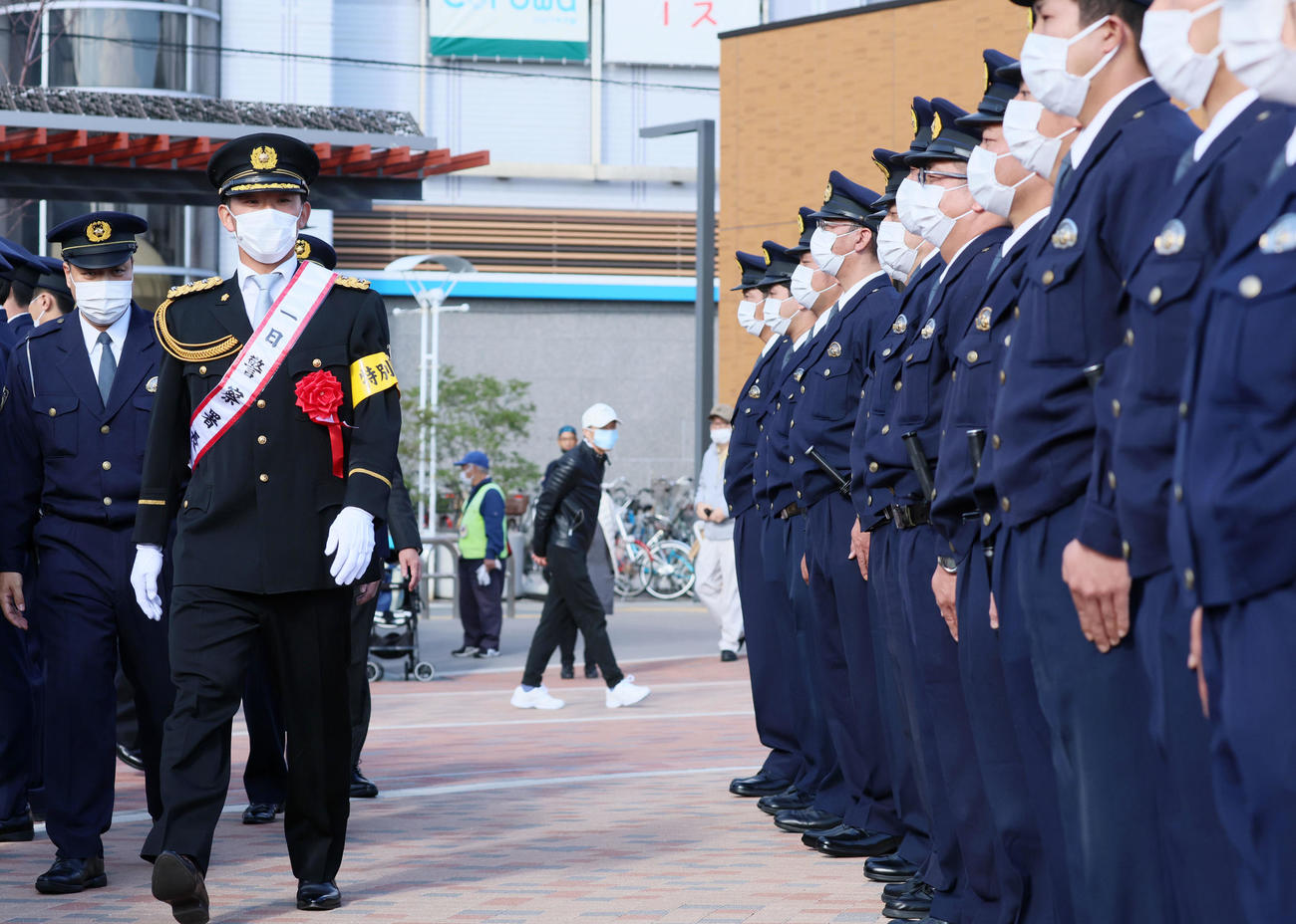 甲子園警察署の「年末特別警戒発隊式」で一日警察署長を務めた伊藤将（撮影・加藤哉）
