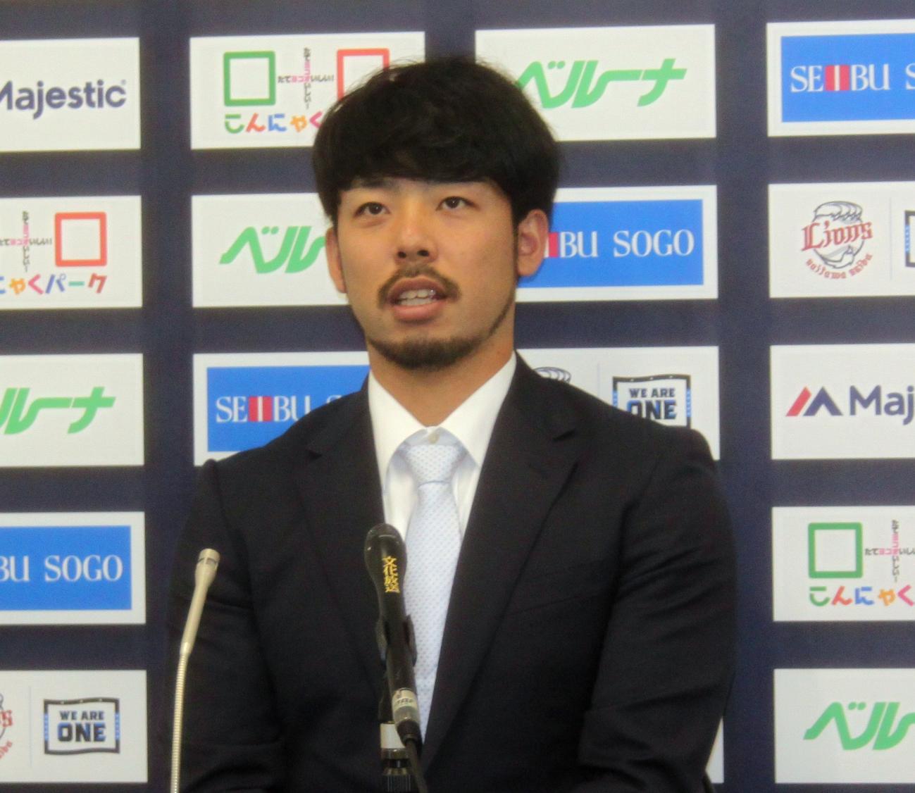 契約を更改した後、会見に臨む西武本田