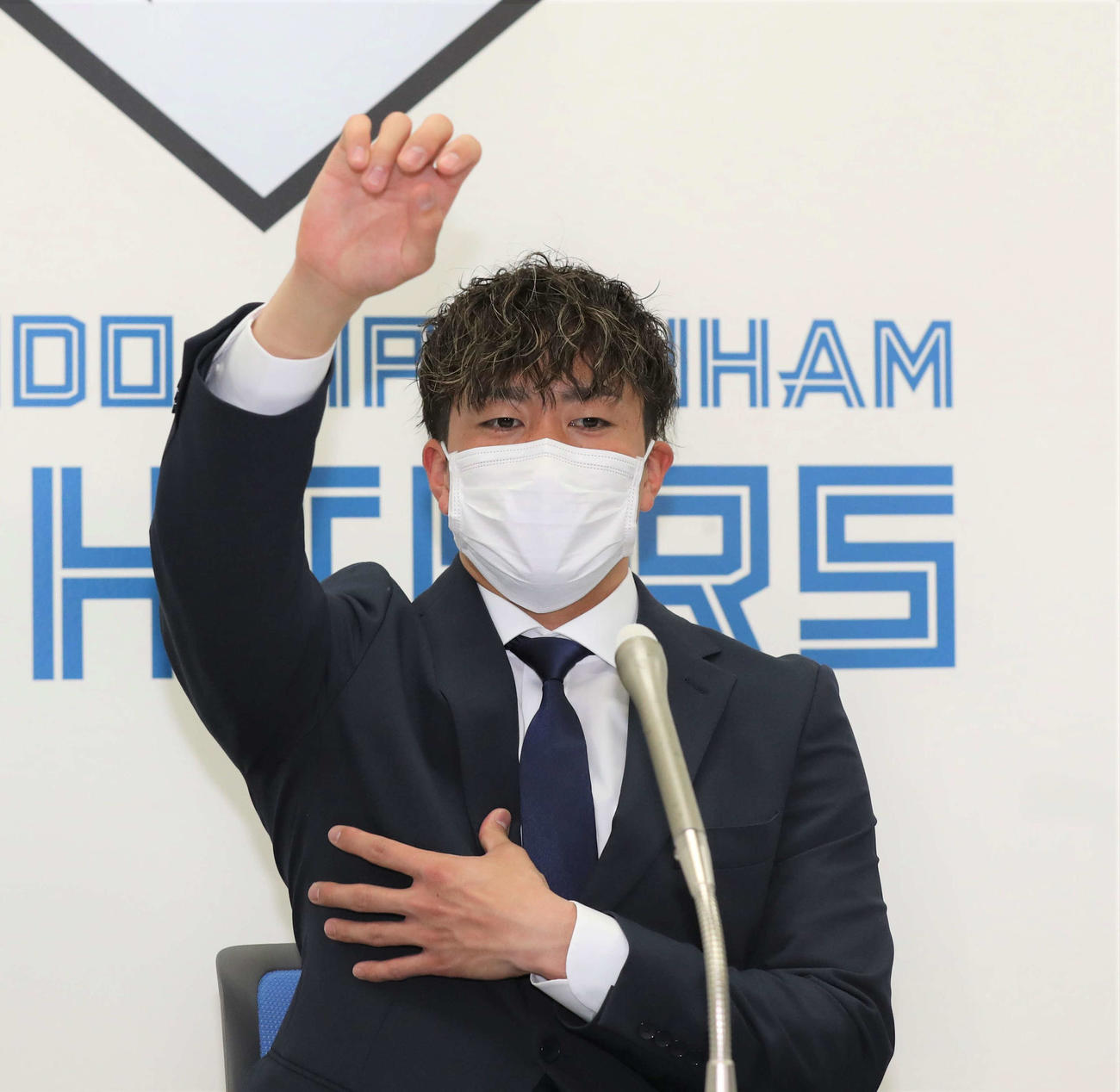 契約更改を終え会見する日本ハム井口（撮影・黒川智章）