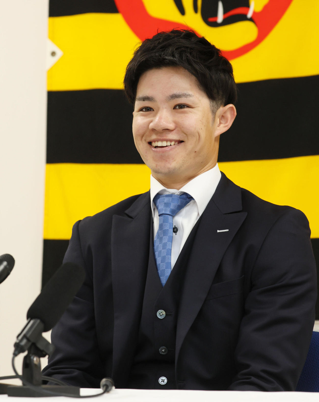 アップ提示で契約を更改し会見で笑顔を見せる中野（撮影・加藤哉）