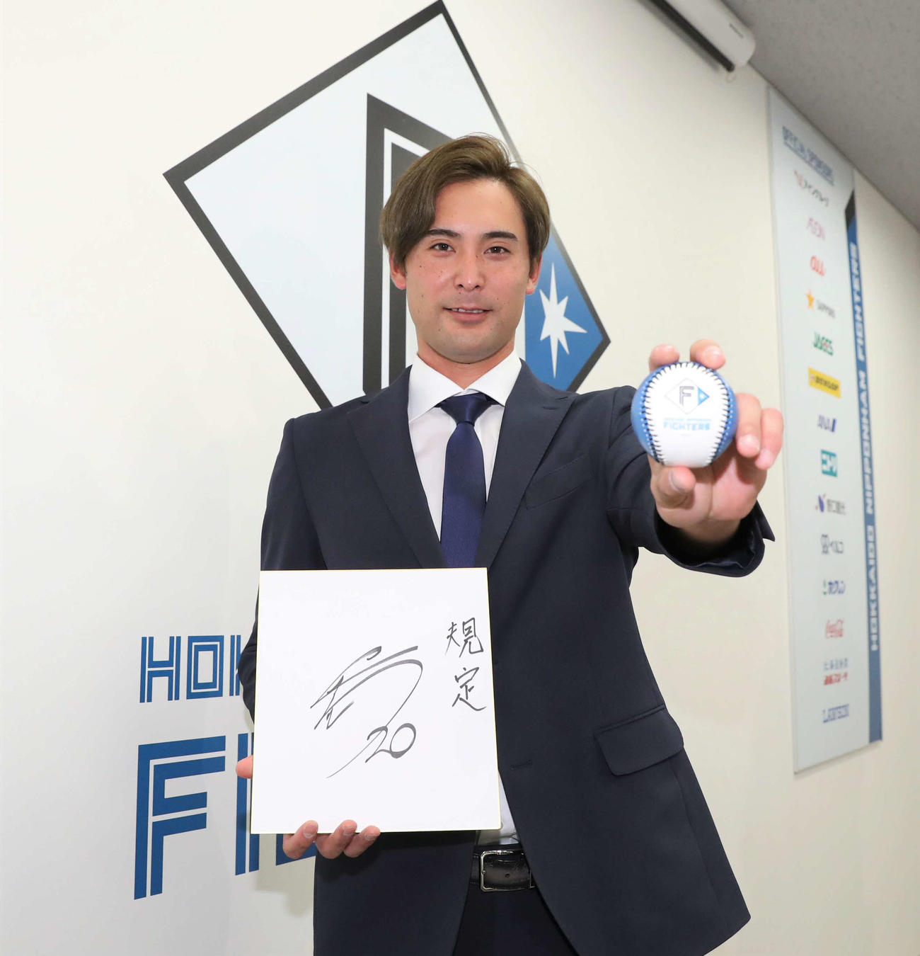 契約更改を終え来季目標に「規定」を掲げる日本ハム上原（撮影・黒川智章）