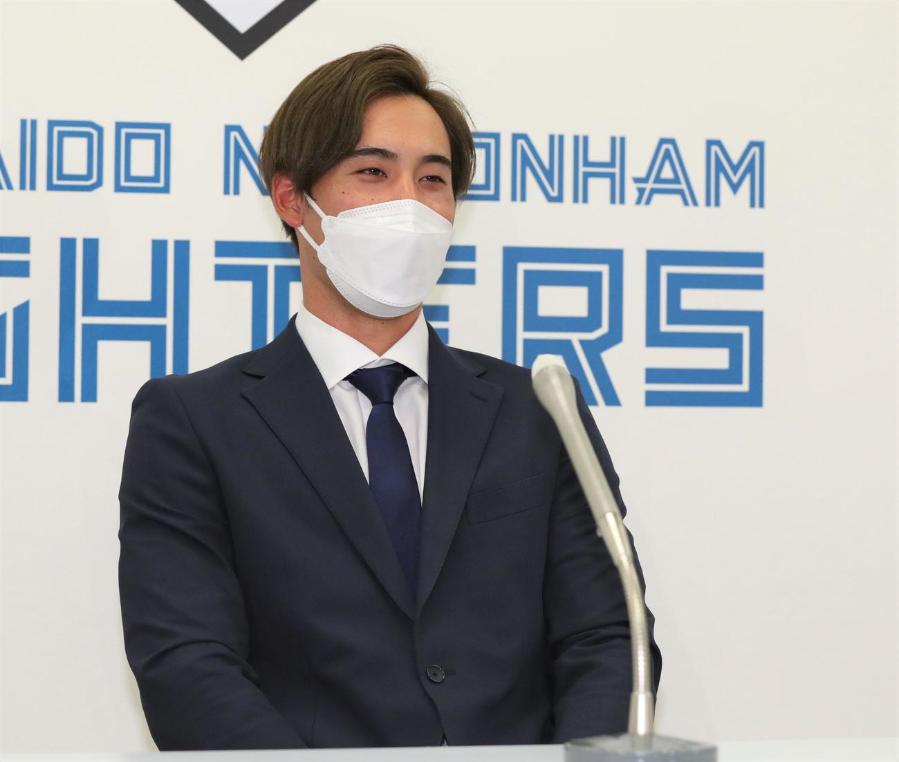契約更改を終え会見する日本ハム上原（撮影・黒川智章）