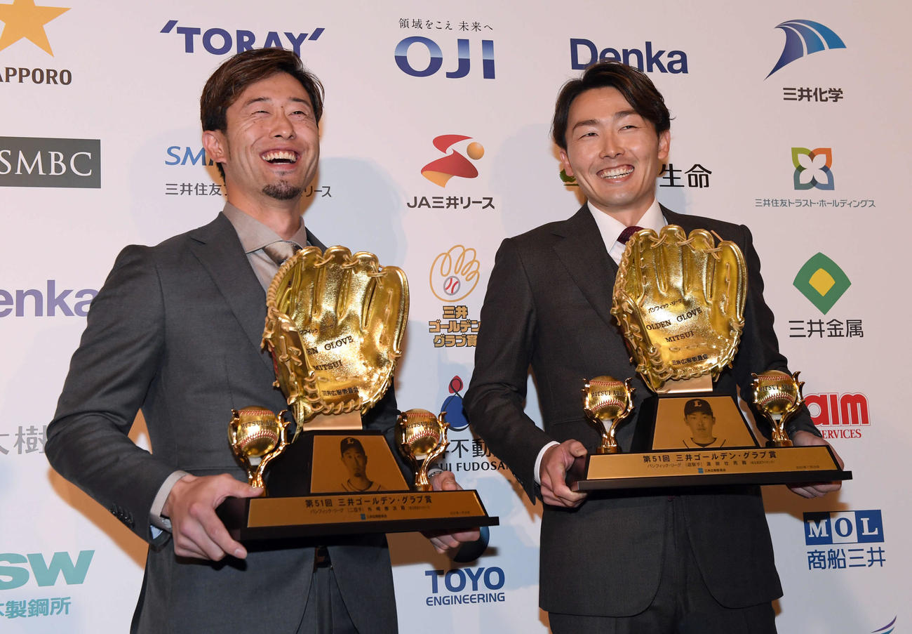 二遊間の受賞に笑顔を見せる西武外崎（左）と源田（2022年11月29日）