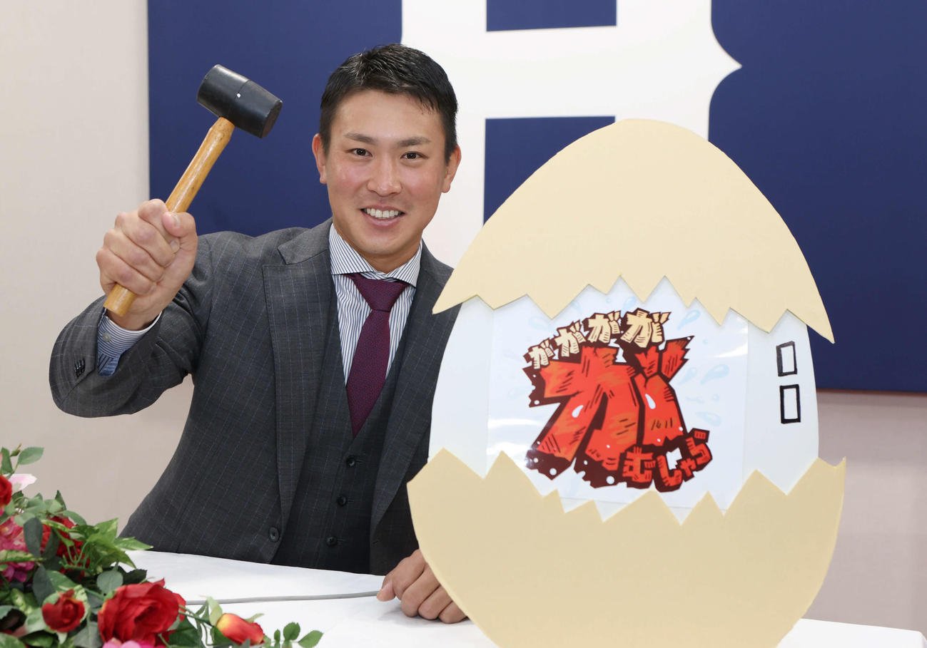 プロ野球広島　堅い殻を打ち破って、がむしゃらに頑張るぞ！　増額で契約を更改した堂林（撮影・加藤孝規）