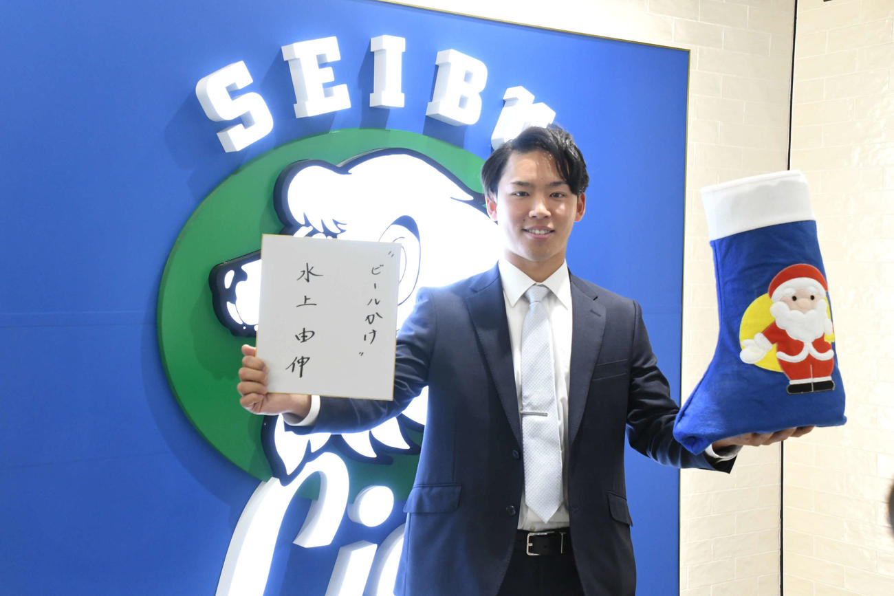 4000万円で契約を更改した後、笑顔を見せる西武水上