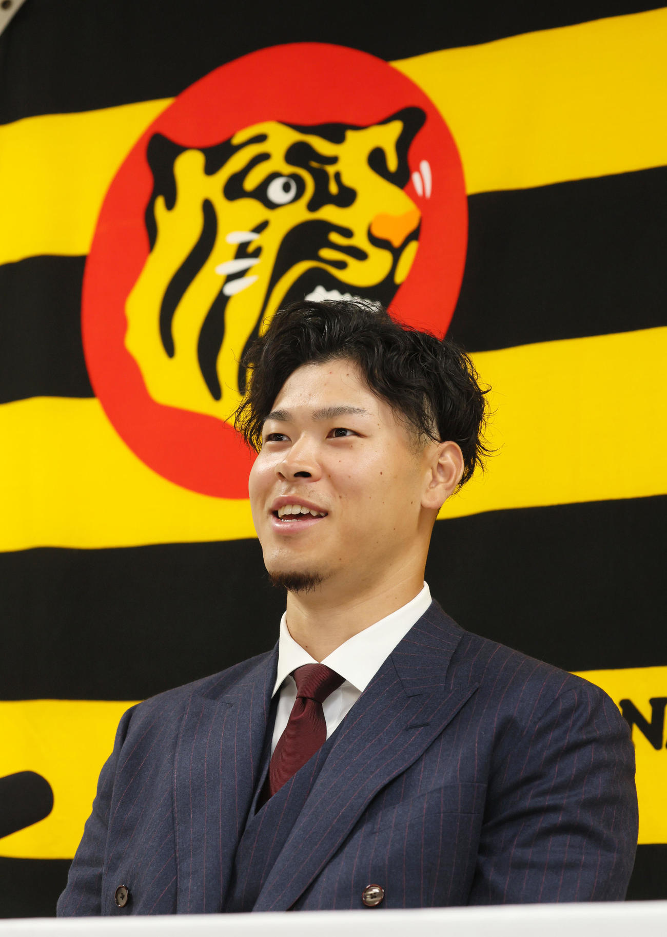 アップ提示で契約を更改した佐藤輝（撮影・加藤哉）