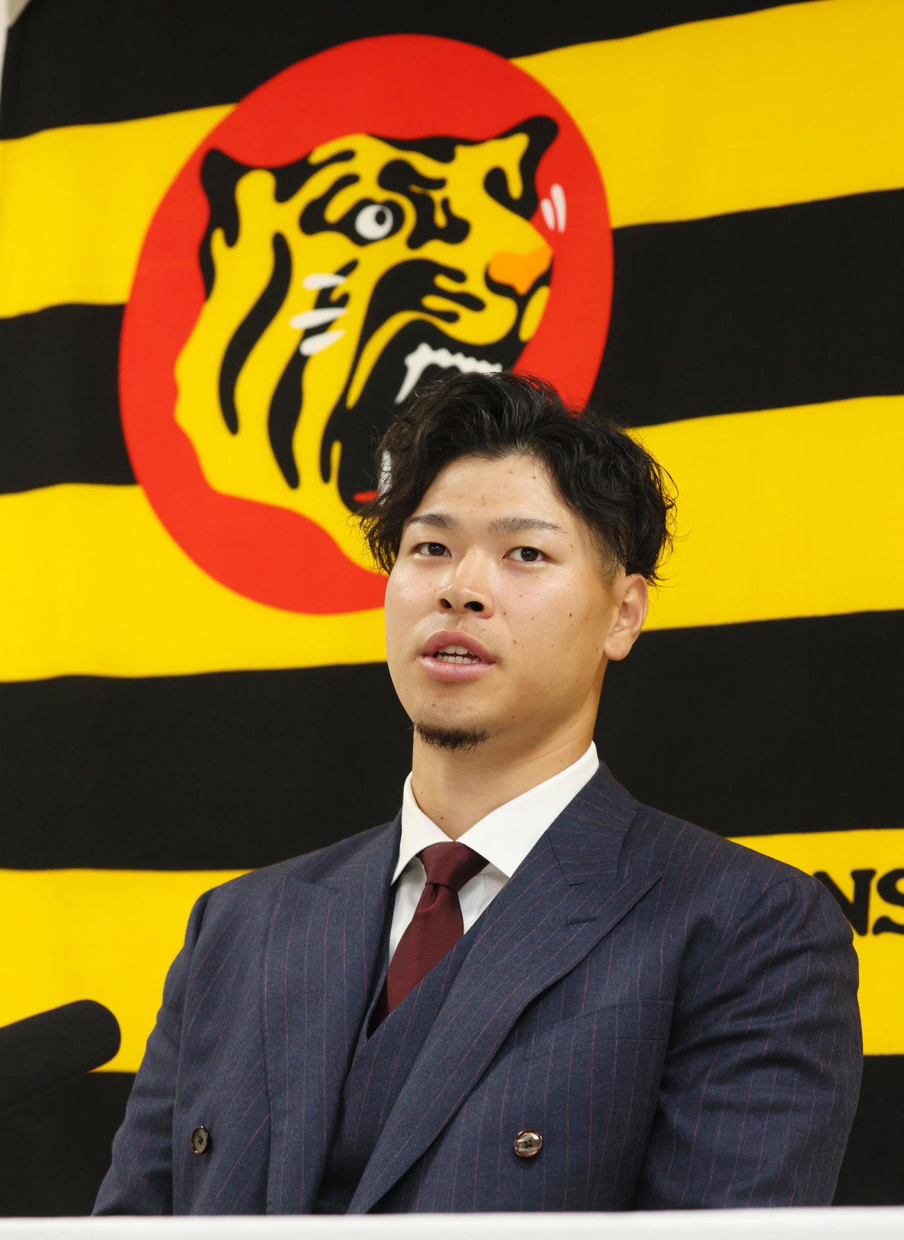 アップ提示で契約を更改した佐藤輝（撮影・加藤哉）