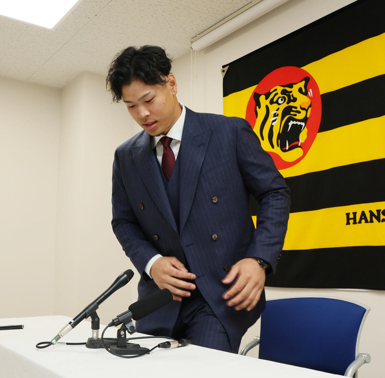 契約を更改し会見する佐藤輝（撮影・加藤哉）