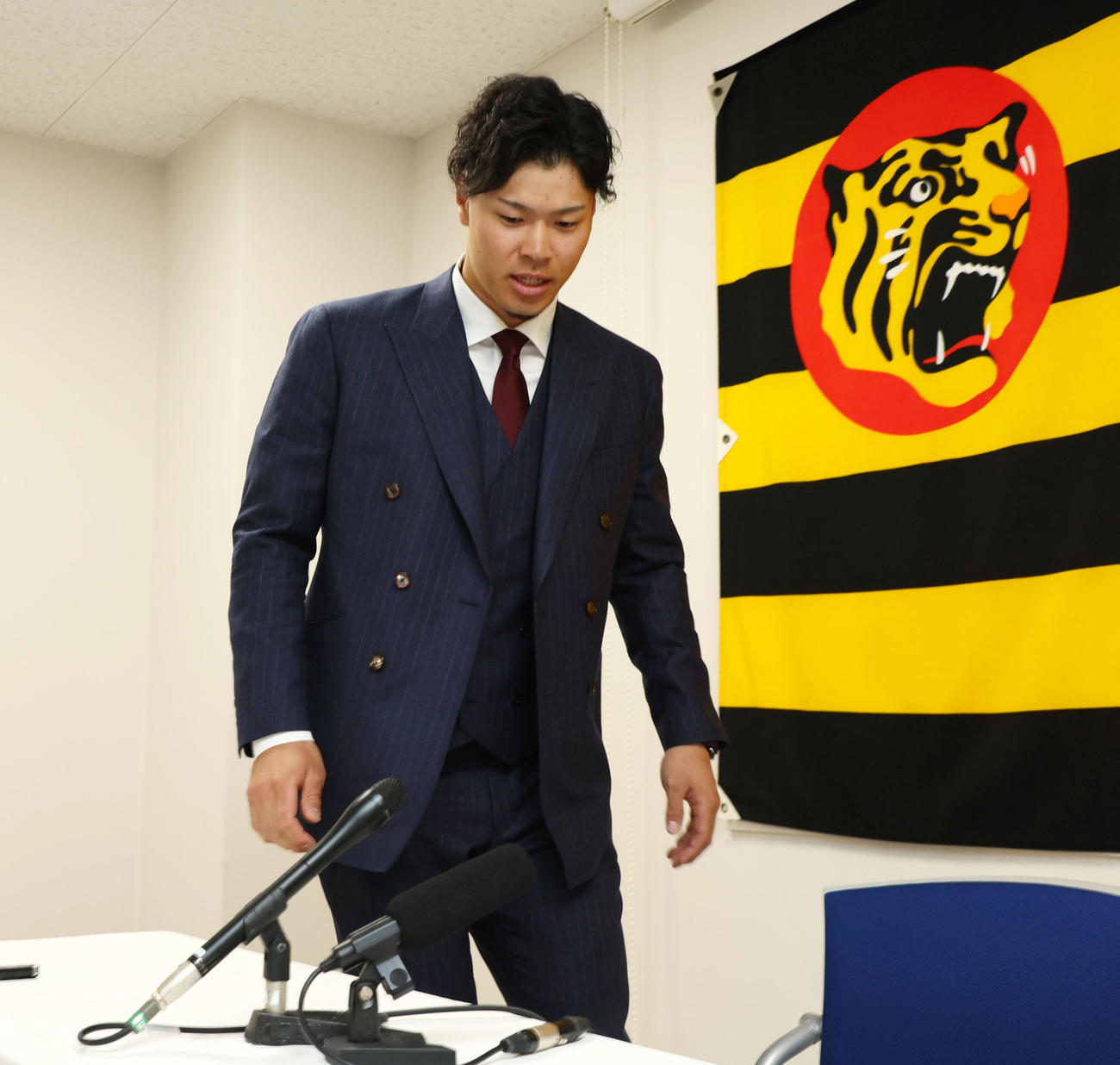 契約を更改し会見する佐藤輝（撮影・加藤哉）