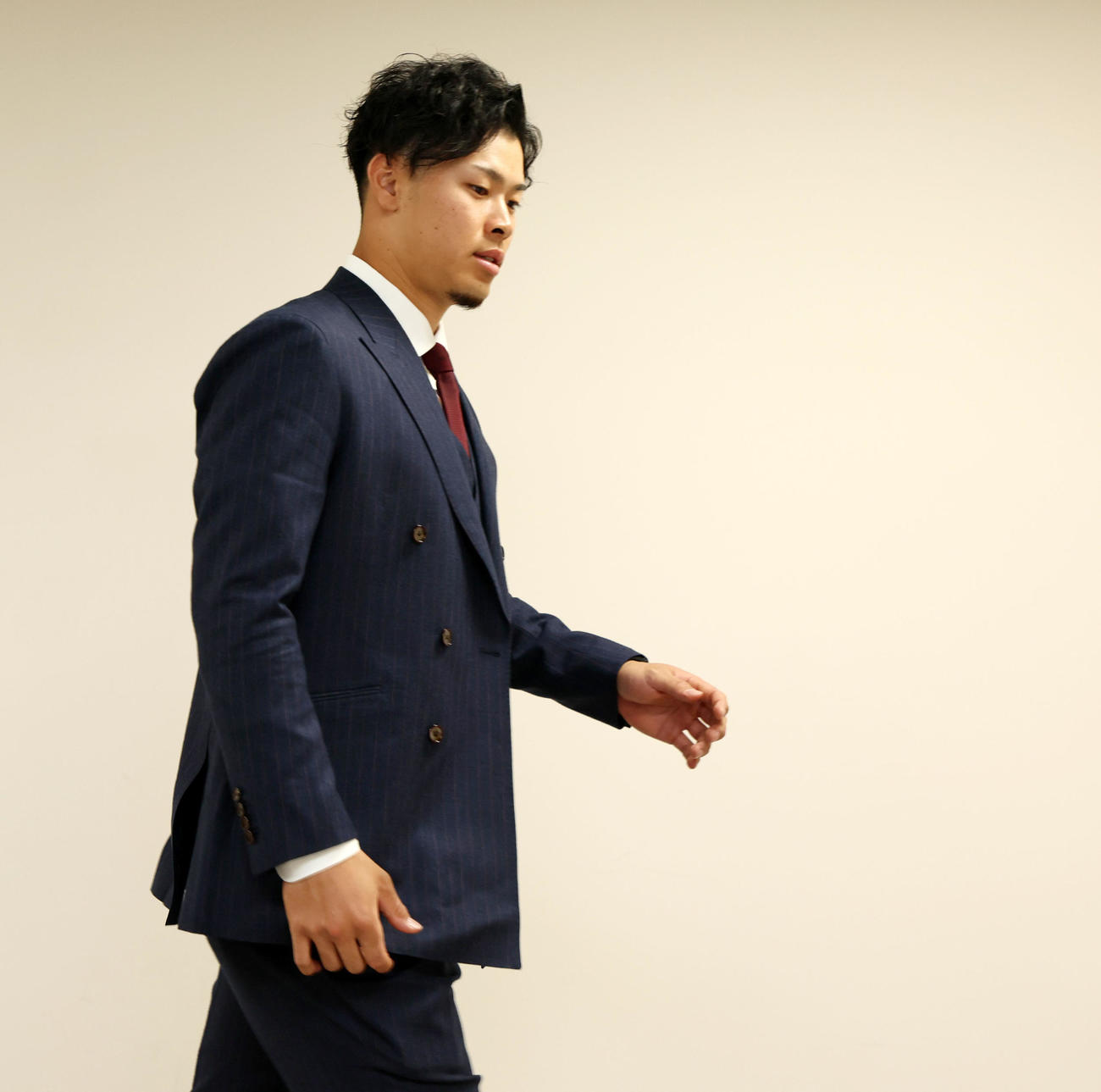 契約を更改し会見する佐藤輝（撮影・加藤哉）