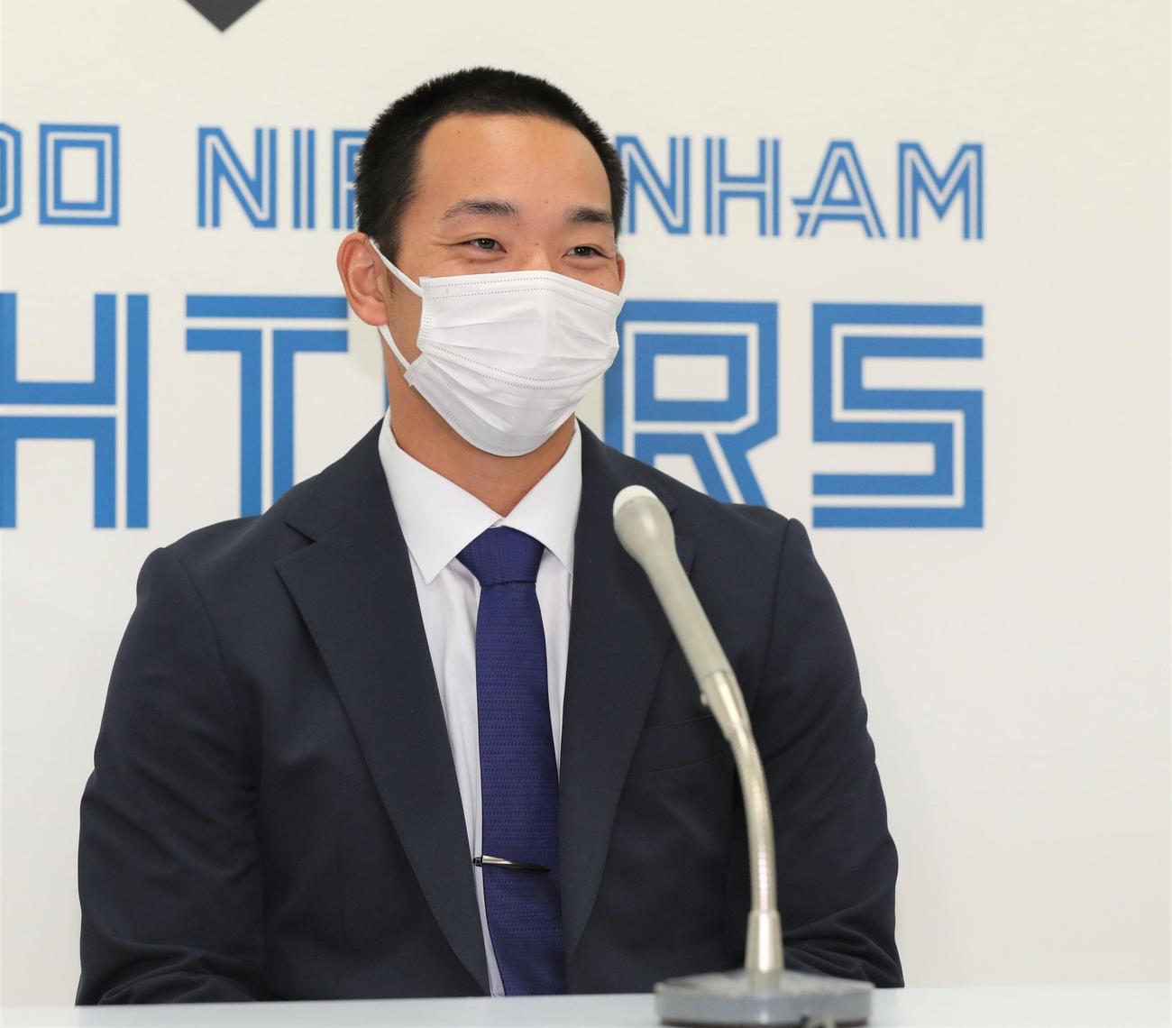 契約更改を終え会見する日本ハム宇佐見（撮影・黒川智章）