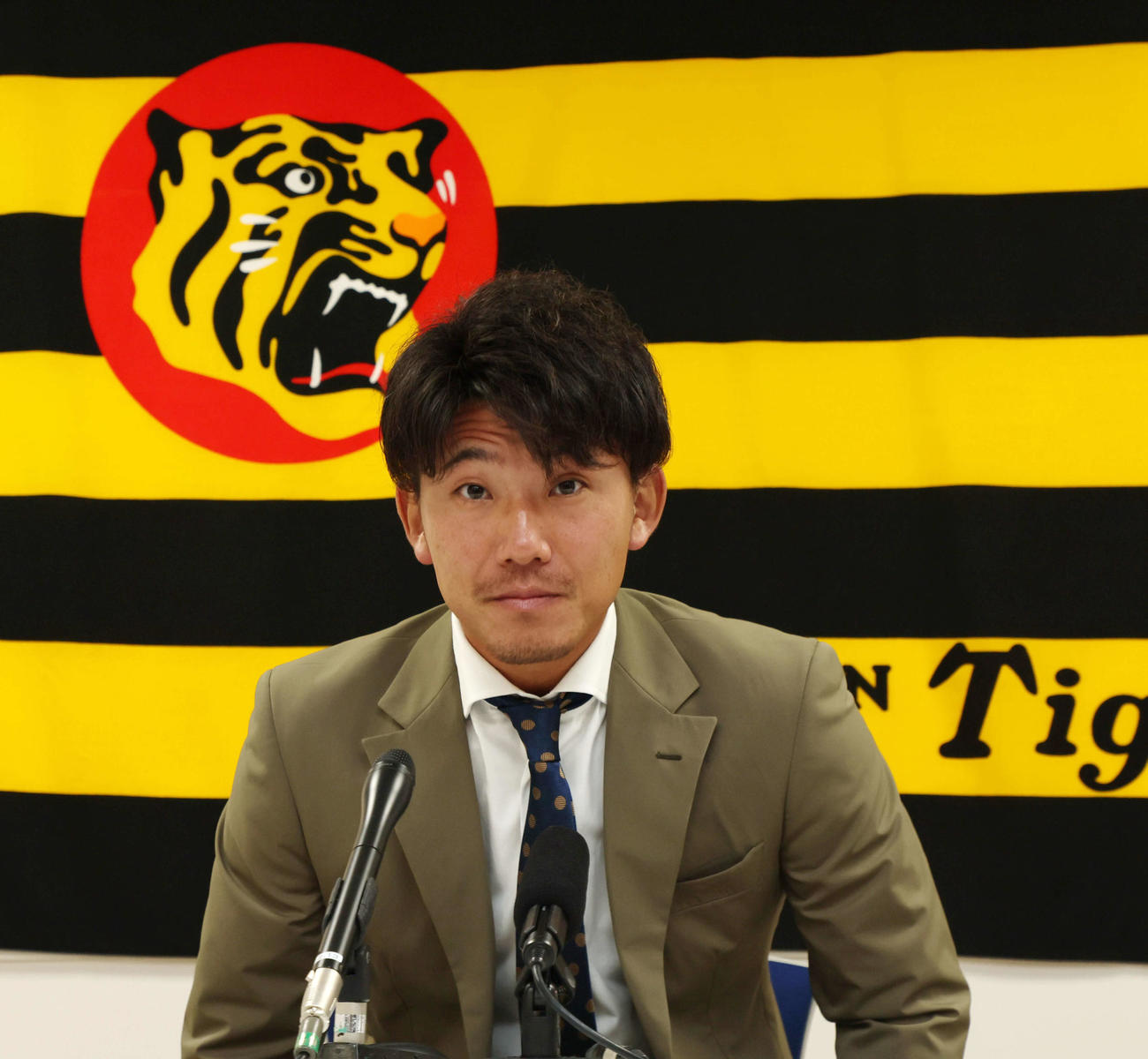 アップ提示で契約を更改し会見する伊藤将（撮影・加藤哉）