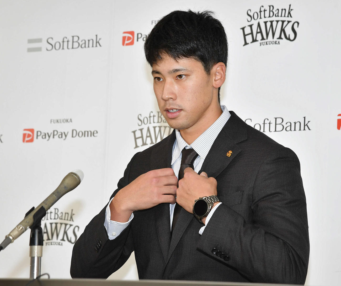 契約更改を終え、会見前に襟を正す尾形（撮影・岩下翔太）