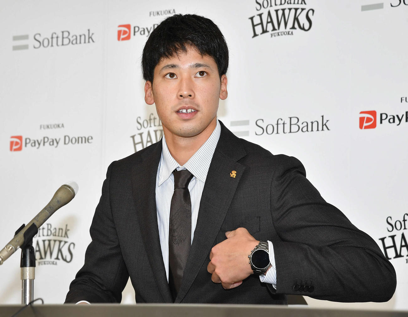 契約更改を終え、会見に臨む尾形（撮影・岩下翔太）