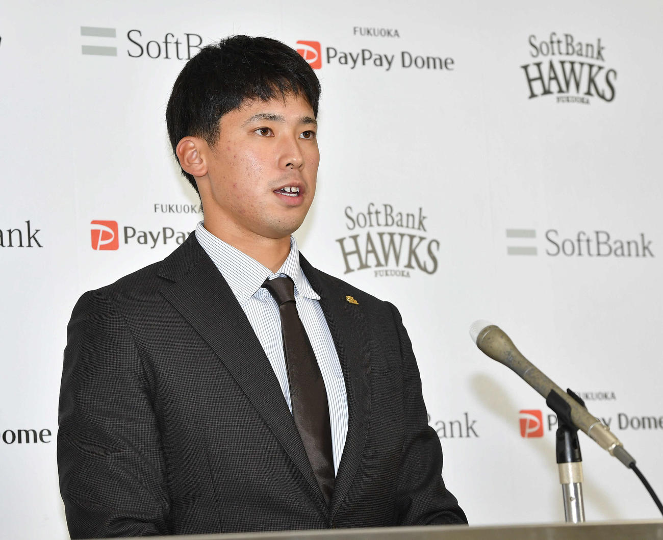 契約更改を終え、会見を行う尾形（撮影・岩下翔太）