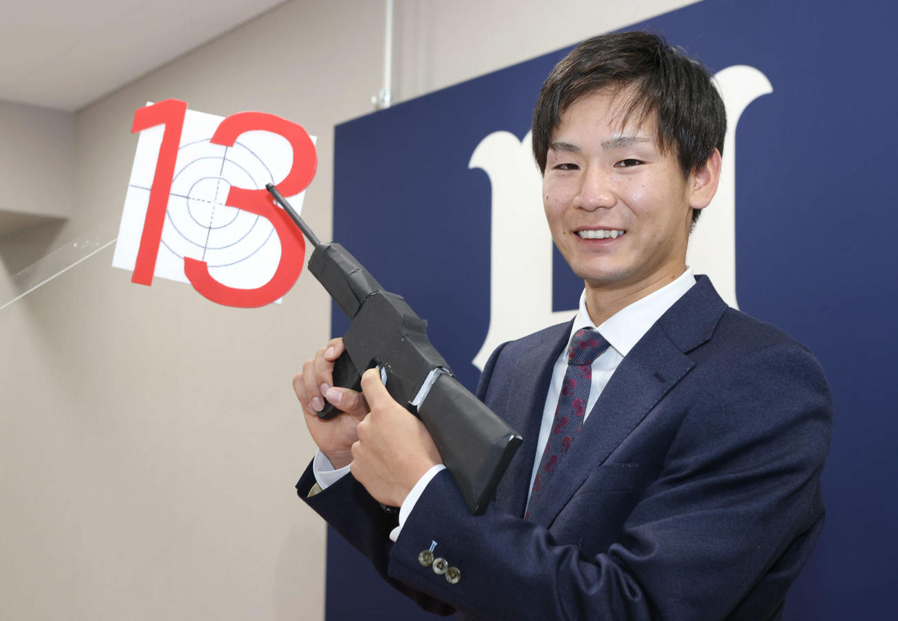 プロ野球広島　1800万円増の推定4000万円で契約を更改した森浦。背番号13番の森浦は来季も確実に打者を仕留めにいく（撮影・加藤孝規）