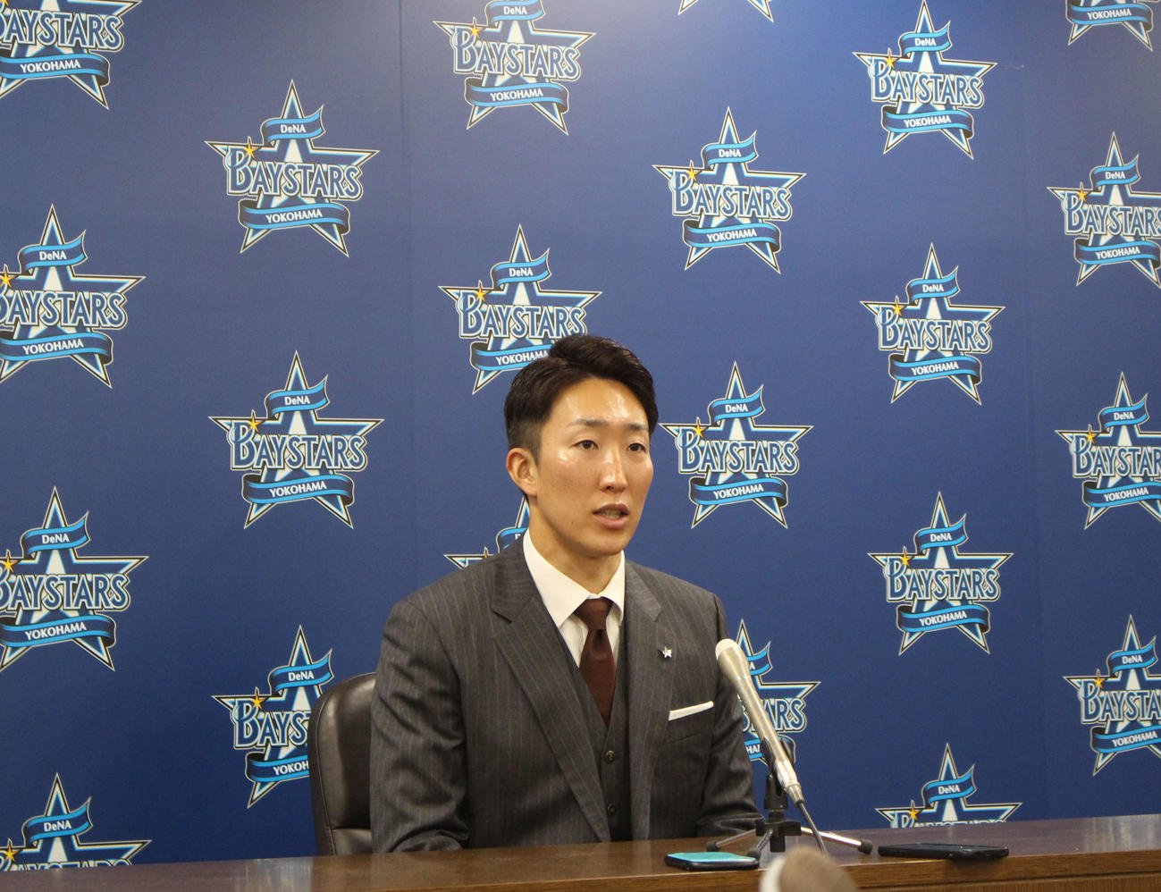 契約更改交渉を終え、会見に臨むDeNA大貫（撮影・久保賢吾）