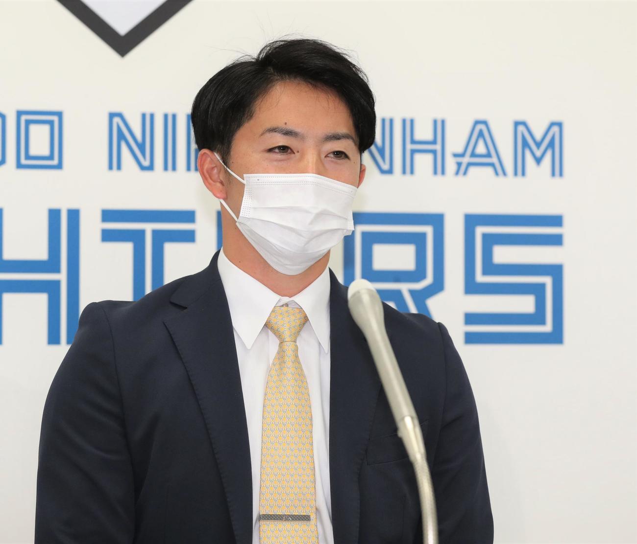 契約更改を終え会見する日本ハム谷内（撮影・黒川智章）
