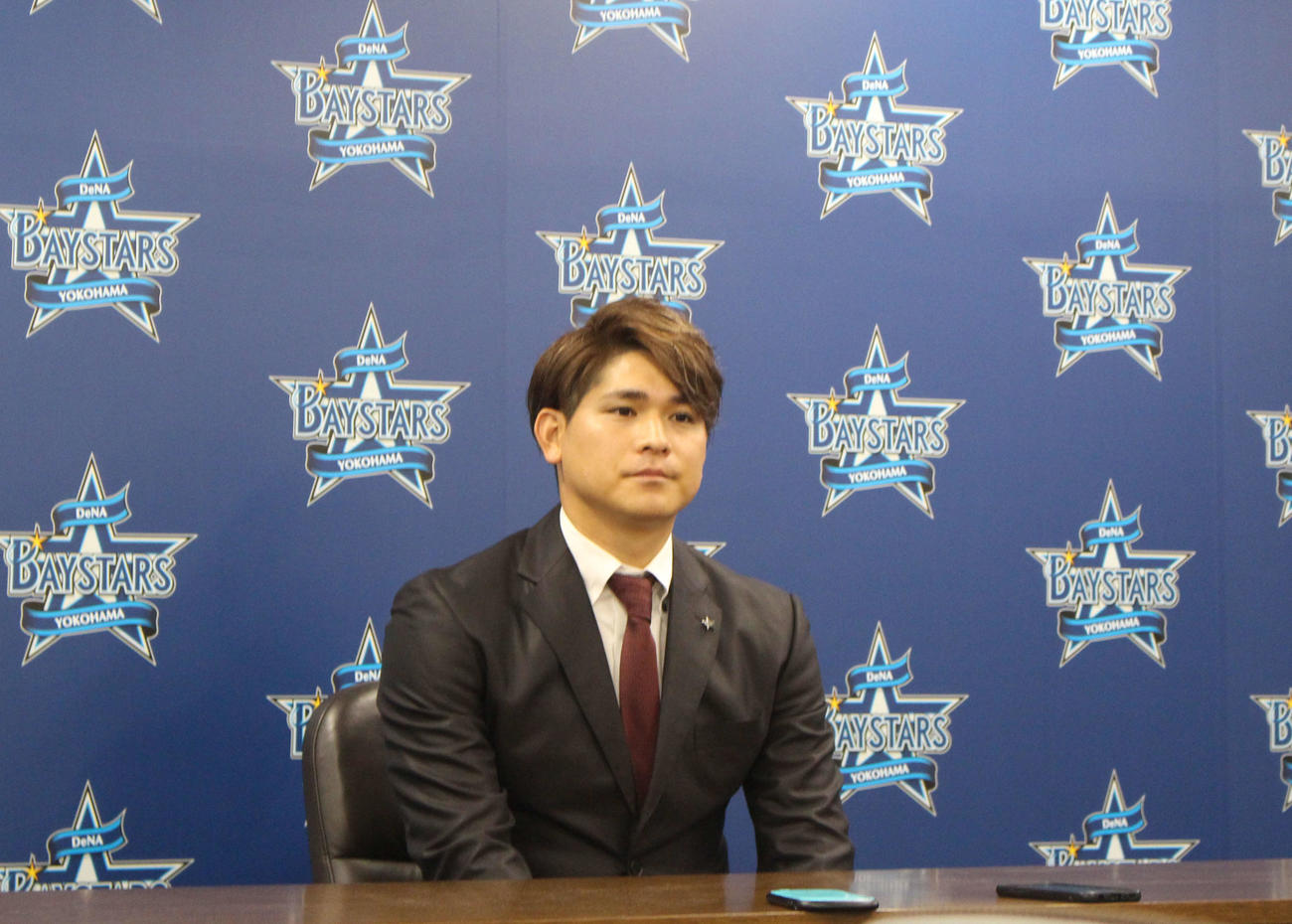 契約更改交渉を終え、会見に臨むDeNA神里（撮影・久保賢吾）