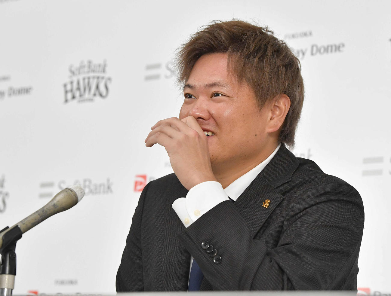 音声トラブルで会見が最初からやり直しとなり、笑顔を見せるソフトバンク津森（撮影・岩下翔太）