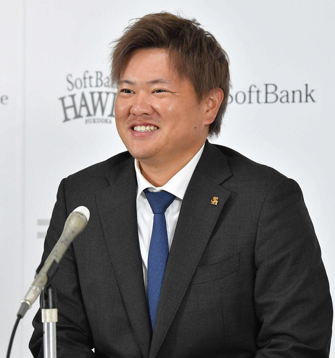 契約更改を終え、笑顔で会見を行うソフトバンク津森（撮影・岩下翔太）