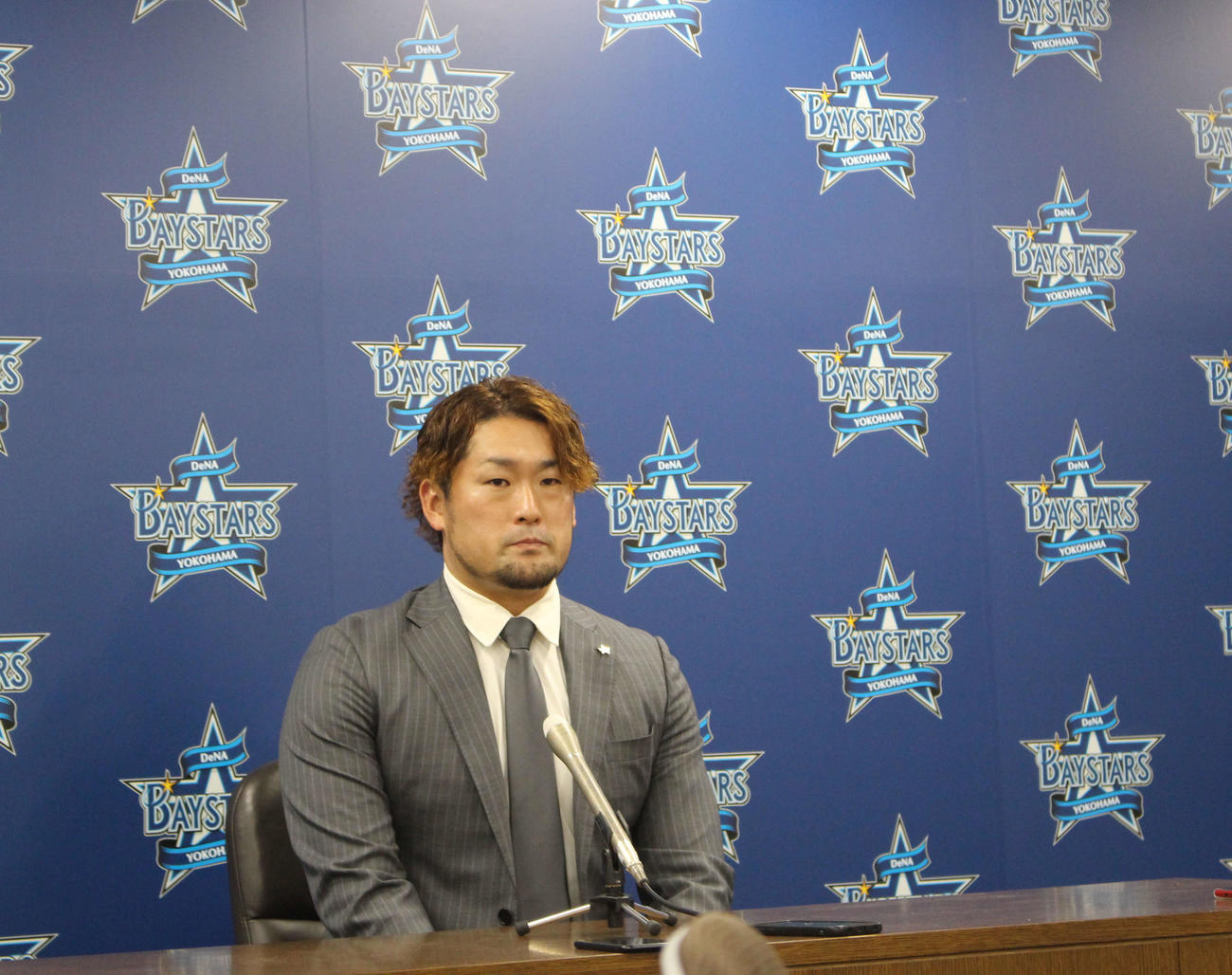 契約更改交渉を終え、会見に臨むDeNA戸柱（撮影・久保賢吾）
