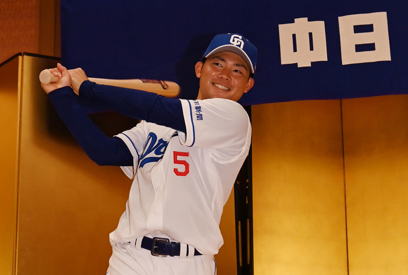 新入団選手発表会見後のフォトセッションでポーズを決める村松（撮影・森本幸一）
