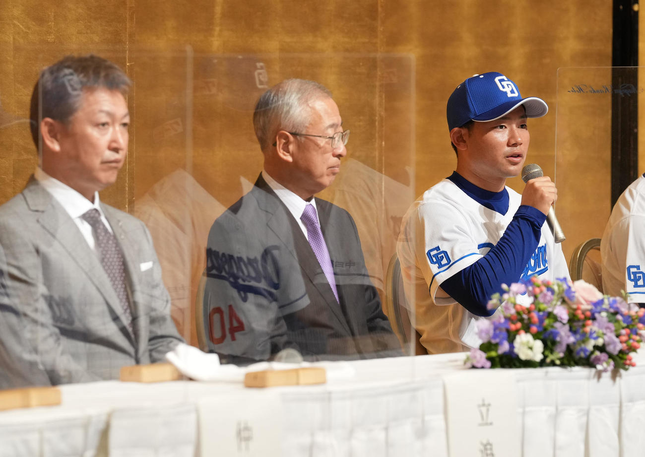 新入団選手発表で会見する村松（左は立浪監督）（撮影・森本幸一）