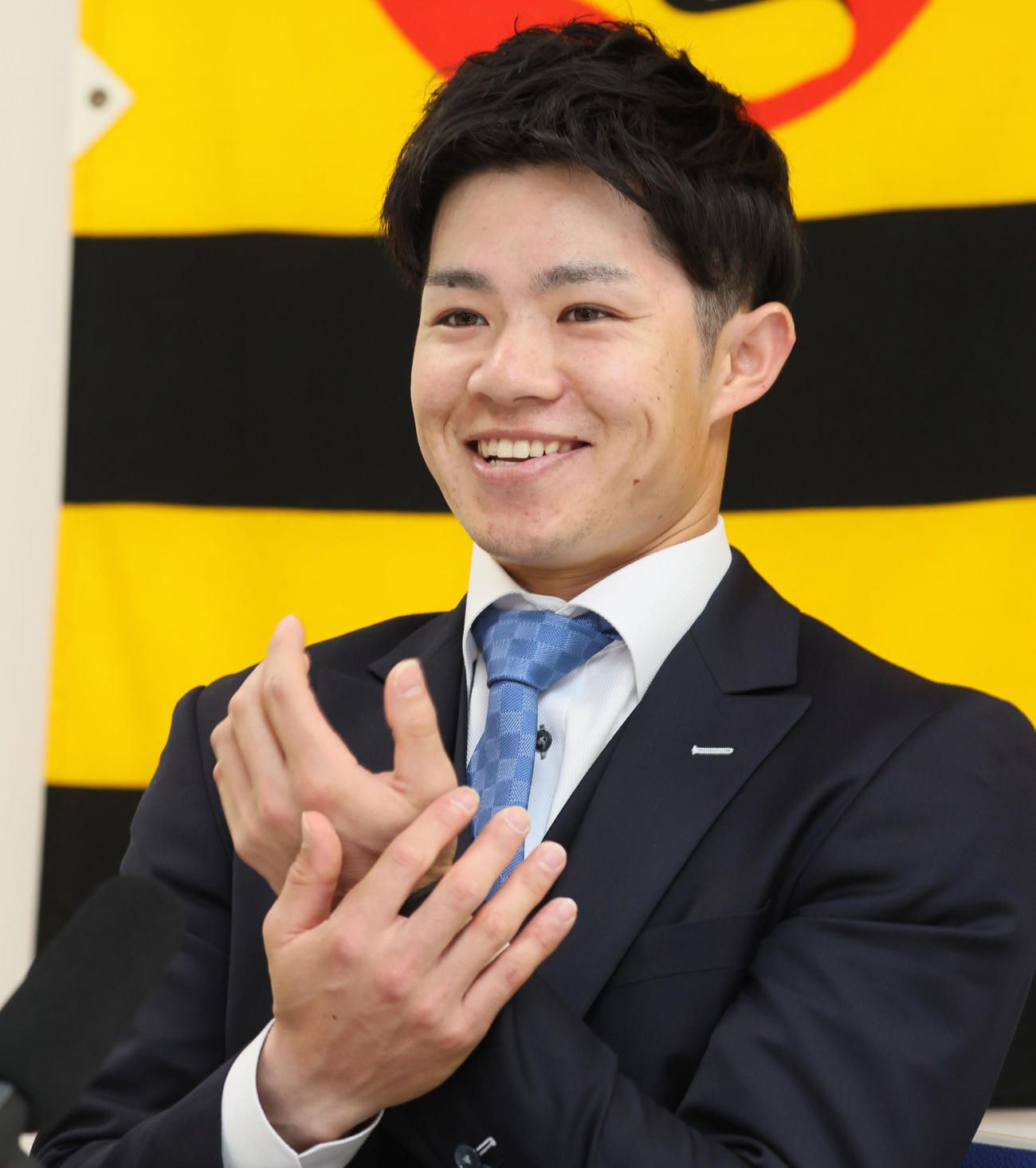 契約を更改し会見で笑顔を見せる中野（撮影・加藤哉）