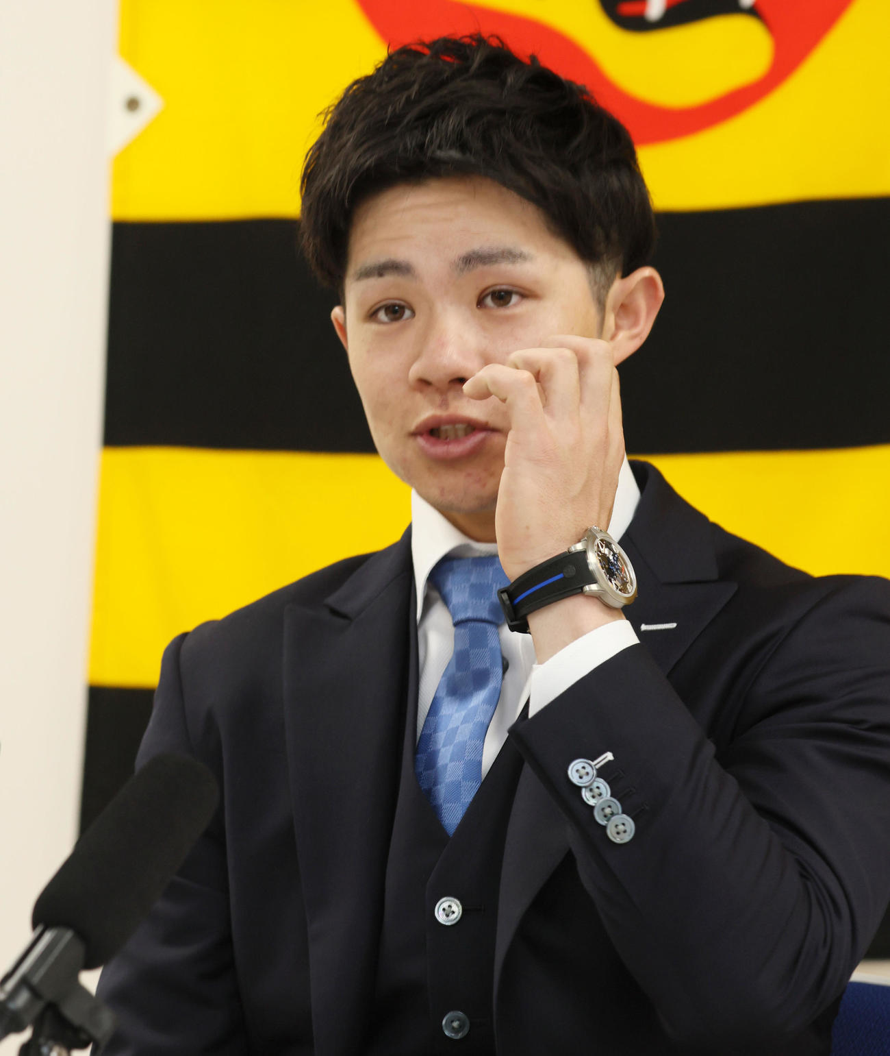 アップ提示で契約を更改し会見で時計を購入したいと明かした中野（撮影・加藤哉）