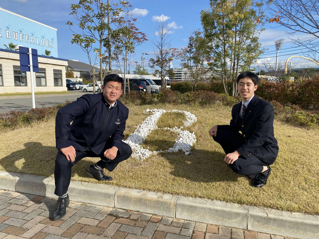 球団施設を見学するオリックス内藤（左）と斉藤響（撮影・真柴健）