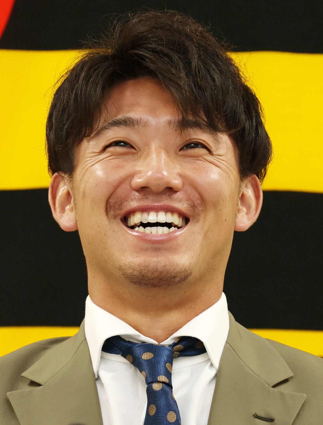 アップ提示で契約を更改し会見で笑顔を見せる伊藤将（撮影・加藤哉）