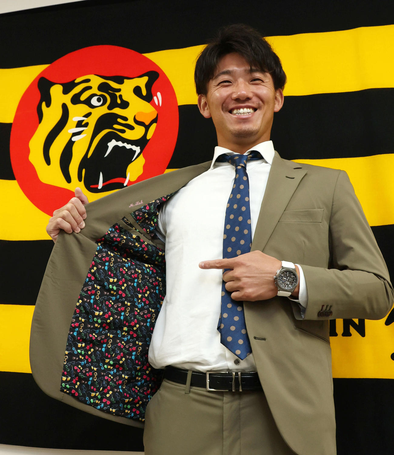 契約更改を終えた阪神伊藤将は、スーツ裏地のメガネ柄を披露する（撮影・加藤哉）