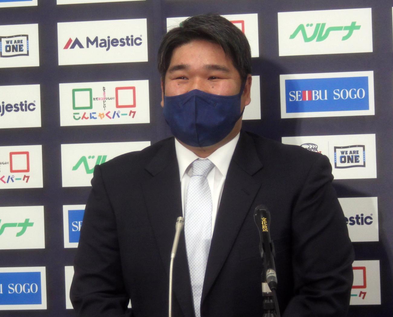 契約を更改した後、会見に臨む西武中村