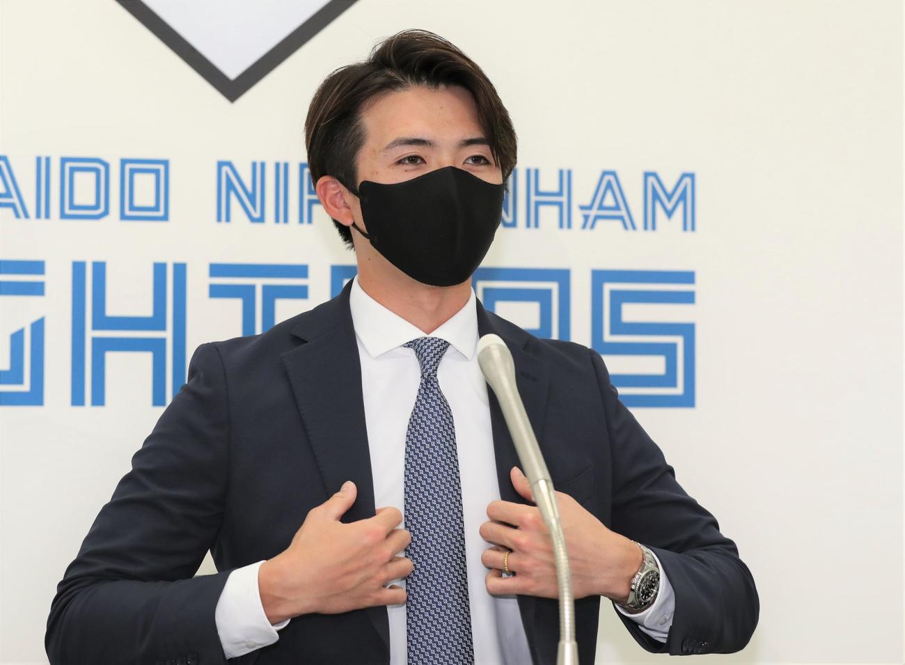 契約更改後、記者会見でメジャー挑戦を発表する日本ハム上沢（撮影・黒川智章）