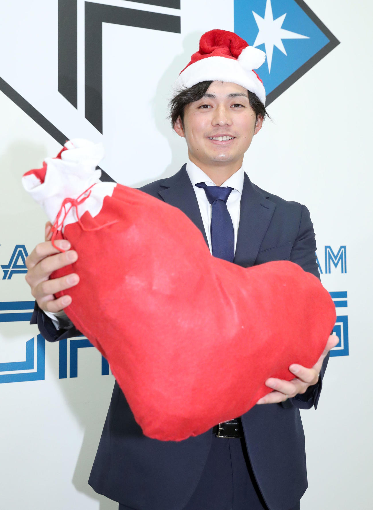 契約更改を終え、サンタクロースに扮（ふん）して撮影に応じる日本ハム上川畑（撮影・佐藤翔太）