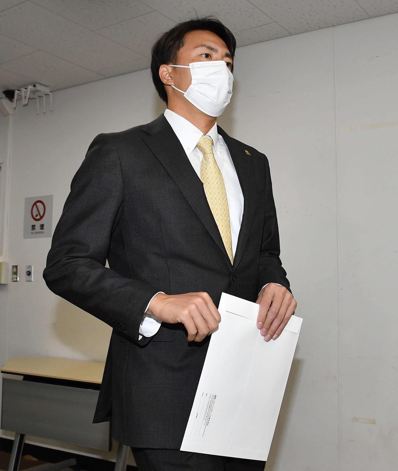 契約更改を終え、厳しい表情で会見場に入る田中正（撮影・岩下翔太）