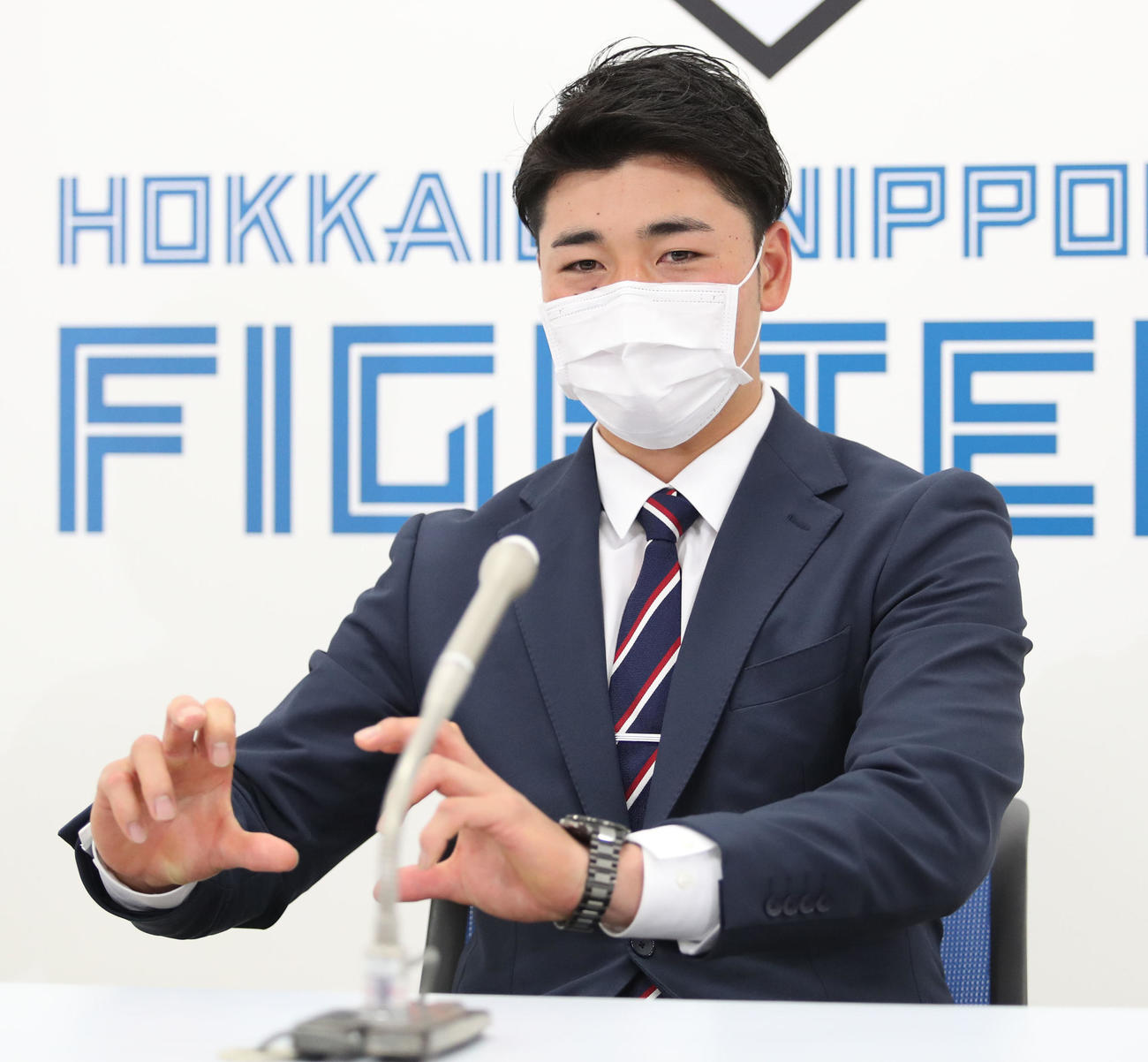契約更改を終え、会見でサッカー日本代表の試合観戦の様子を語る日本ハム清宮（撮影・佐藤翔太）