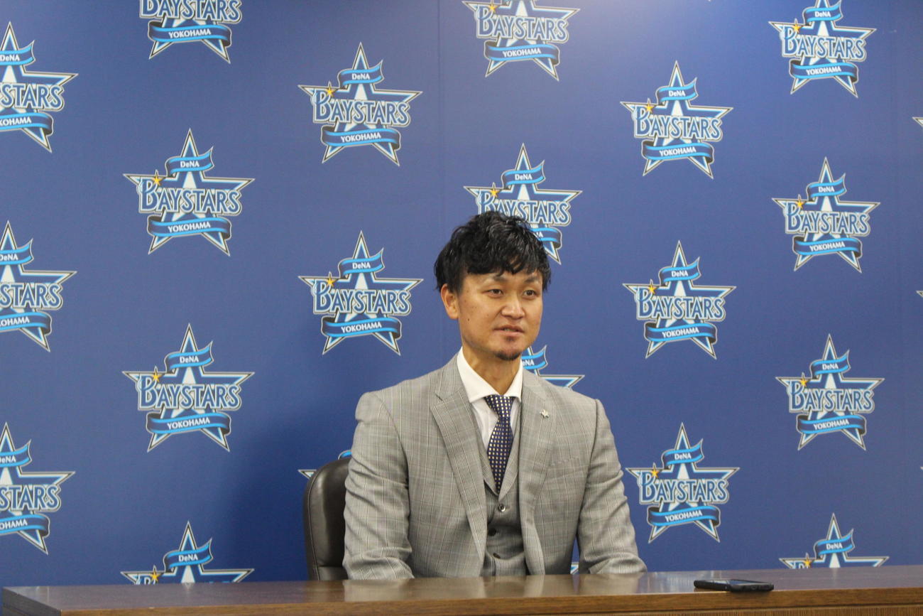 契約更改交渉を終え、会見に臨むDeNA大和（撮影・久保賢吾）