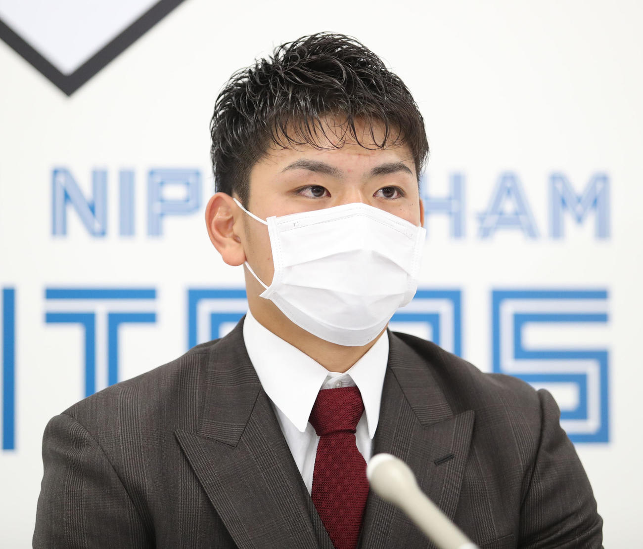 契約更改を終え、会見に応じる日本ハム野村（撮影・佐藤翔太）