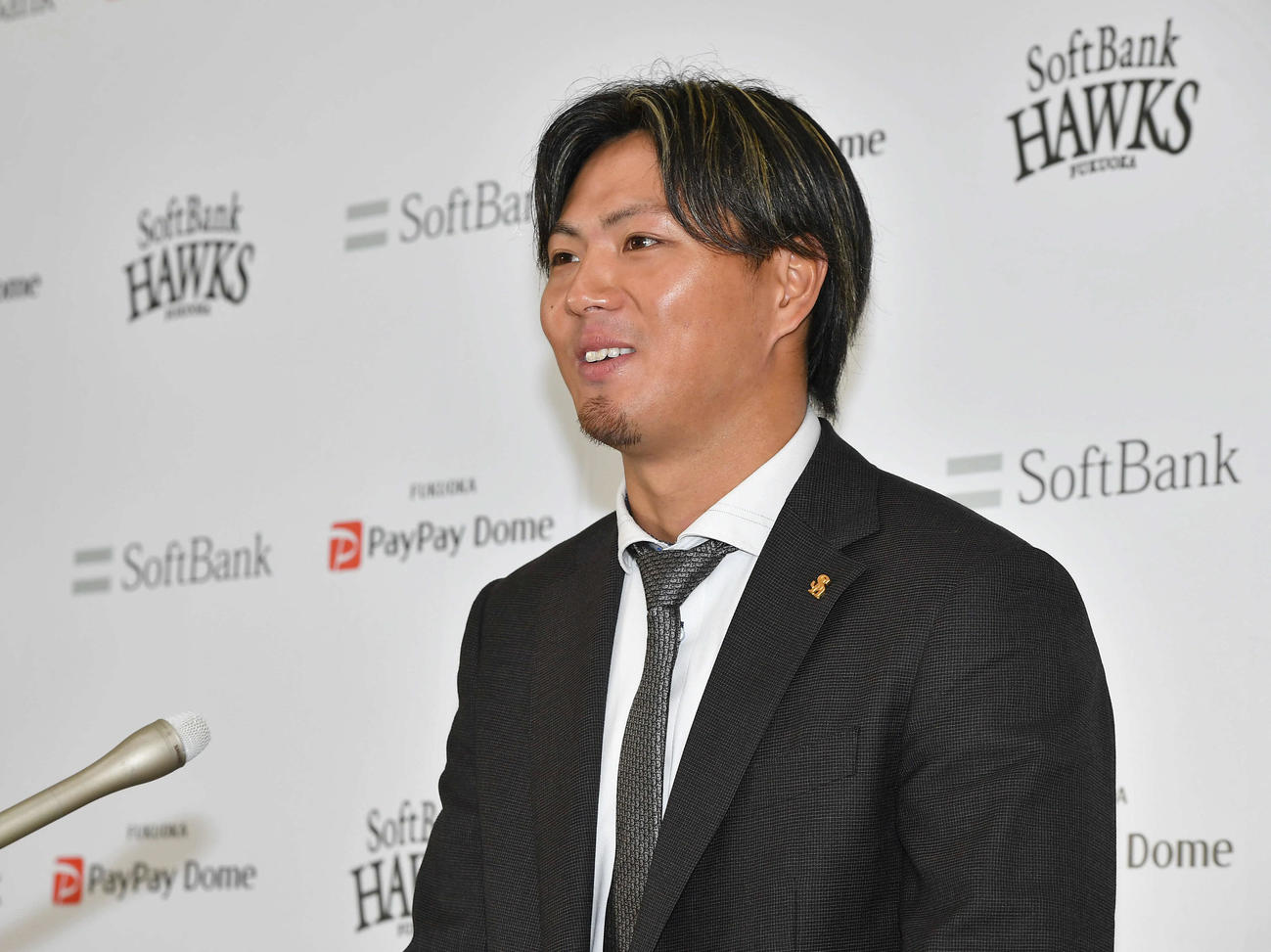 契約更改を終え、笑顔で会見を行う佐藤直（撮影・岩下翔太）