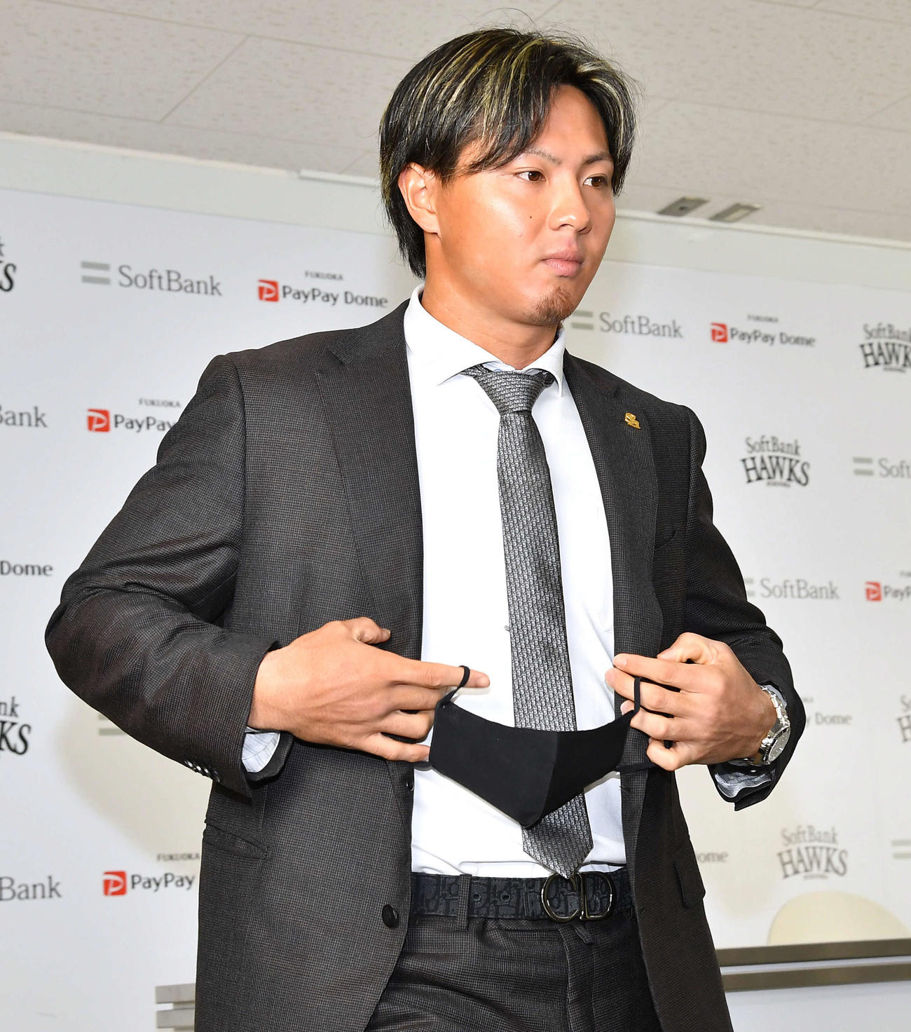 契約更改後の会見を終え、囲み取材へ向かう佐藤直（撮影・岩下翔太）