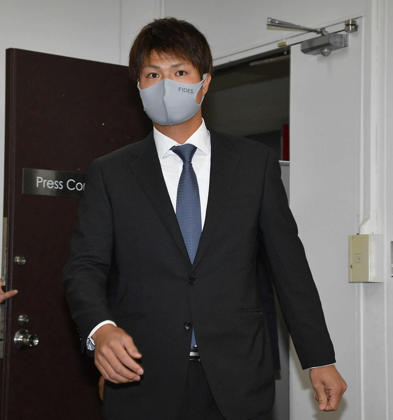 契約更改を終え、会見場に入る甲斐野（撮影・岩下翔太）