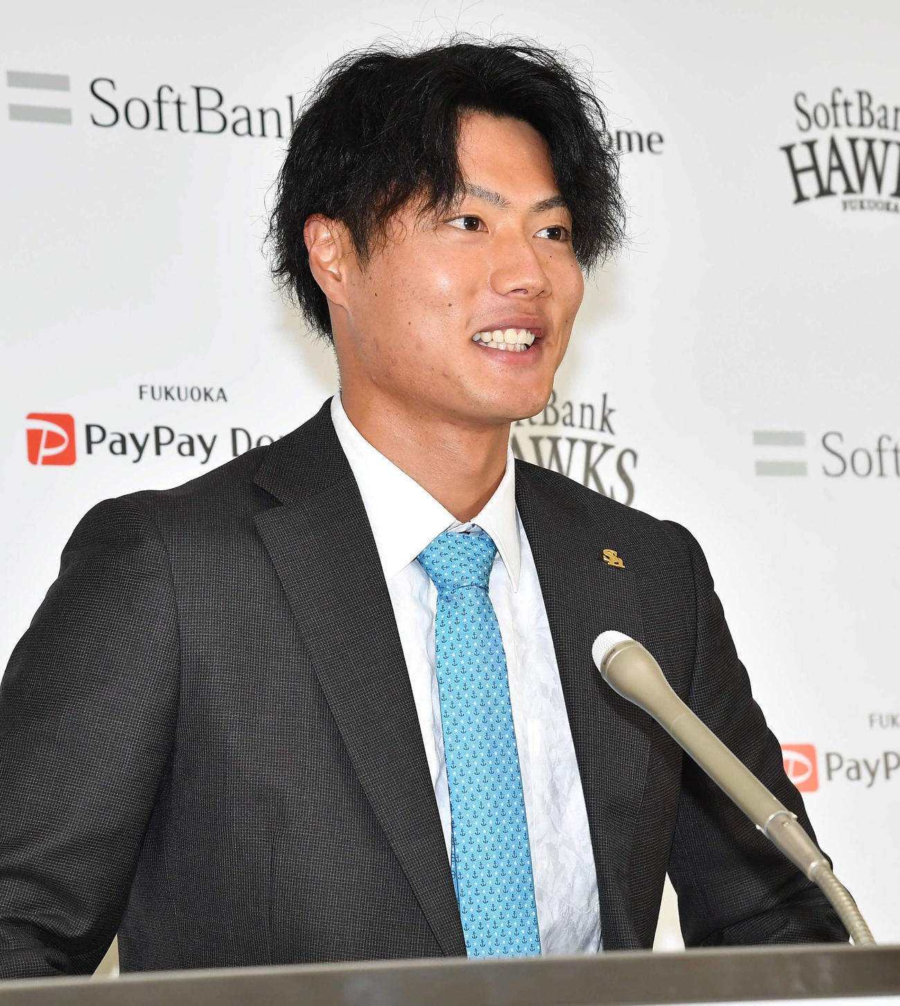 契約更改を終え、笑顔で会見を行う渡辺（撮影・岩下翔太）