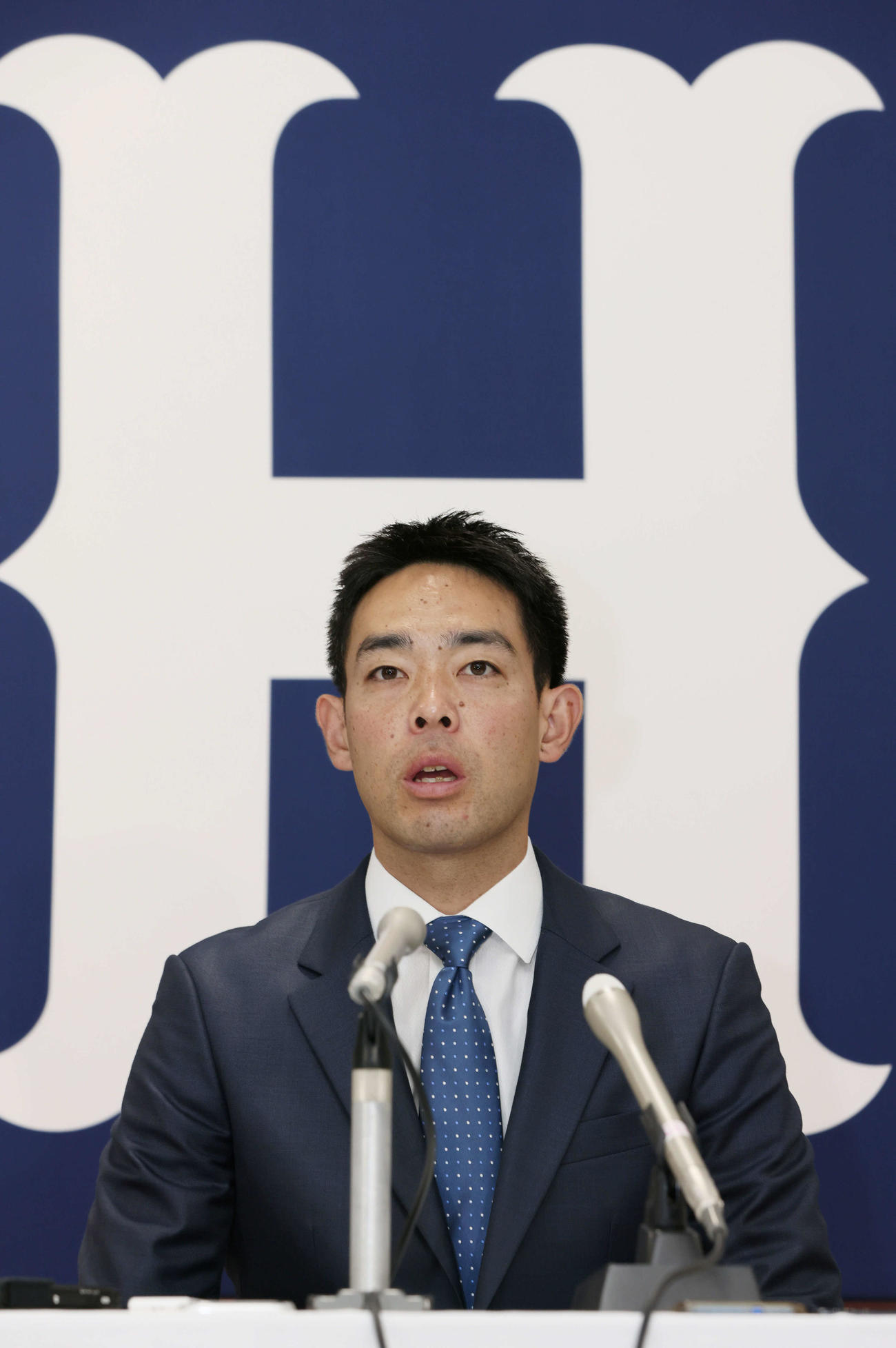 契約を更改した広島秋山（撮影・加藤孝規）