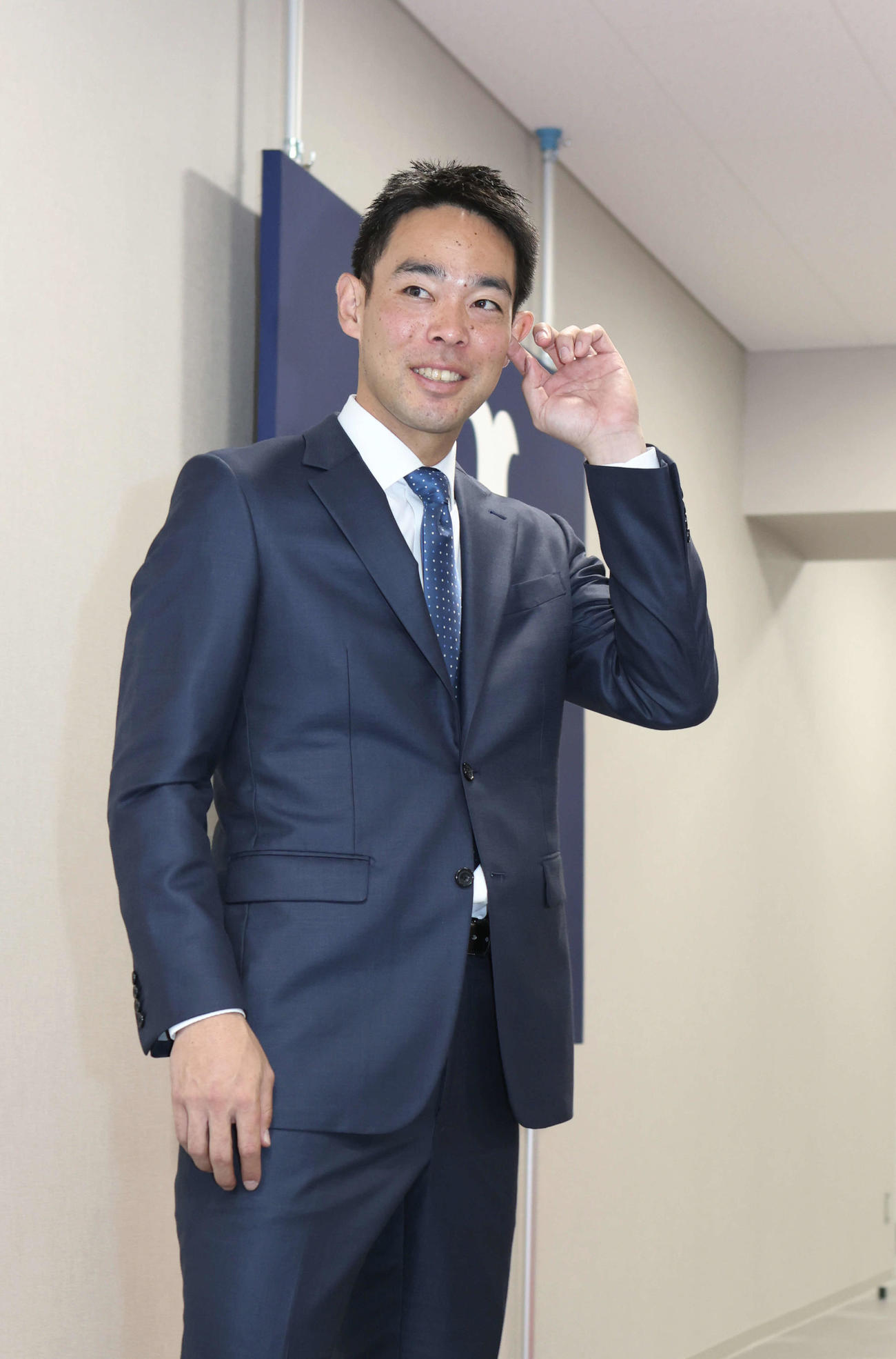 契約を更改した広島秋山（撮影・加藤孝規）