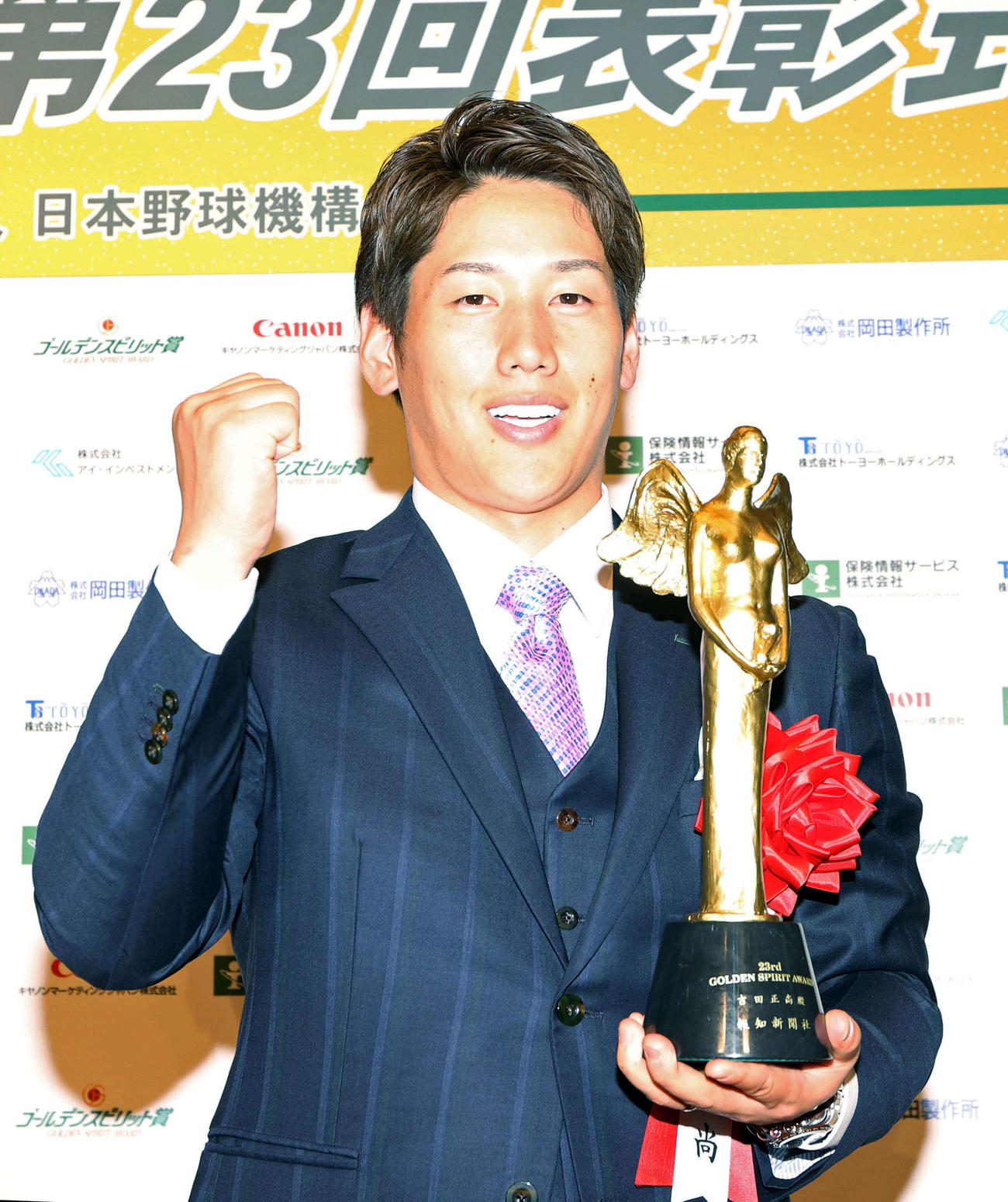 ゴールデンスピリット賞の受賞式後、笑顔で記念撮影をするオリックス吉田正（撮影・狩俣裕三）